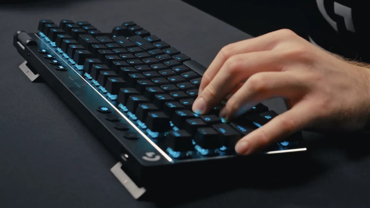 Logitech G PRO X TKL -langaton mekaaninen pelinäppäimistö, GX Brown, valkoinen – Logitech