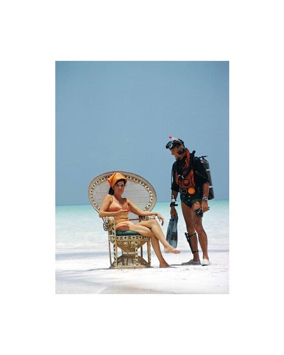 A Friendly Chat – Slim Aarons