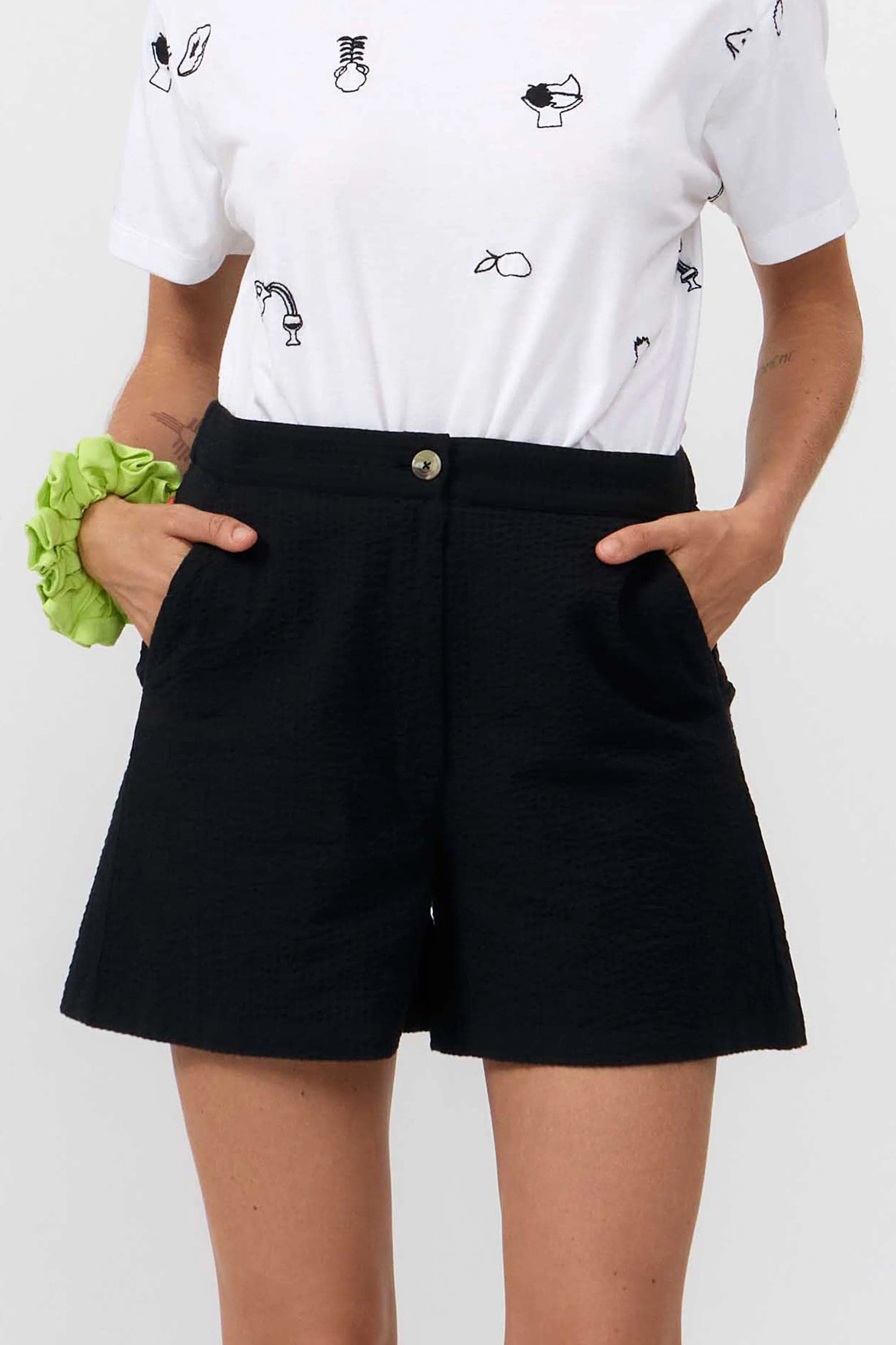 Genil Shortsit Musta