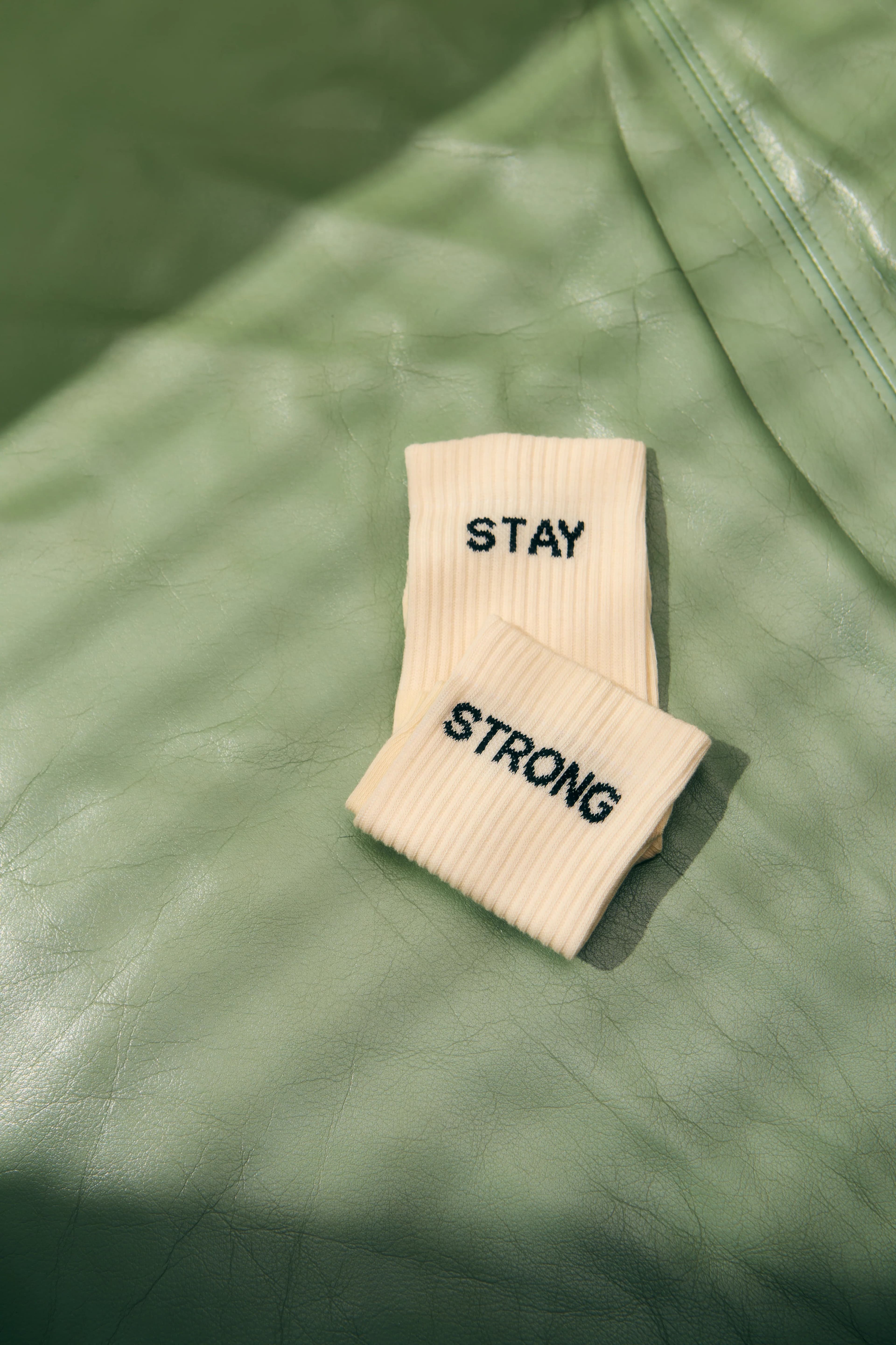 Stay Strong Sukat Ecru – JUTELAUNE