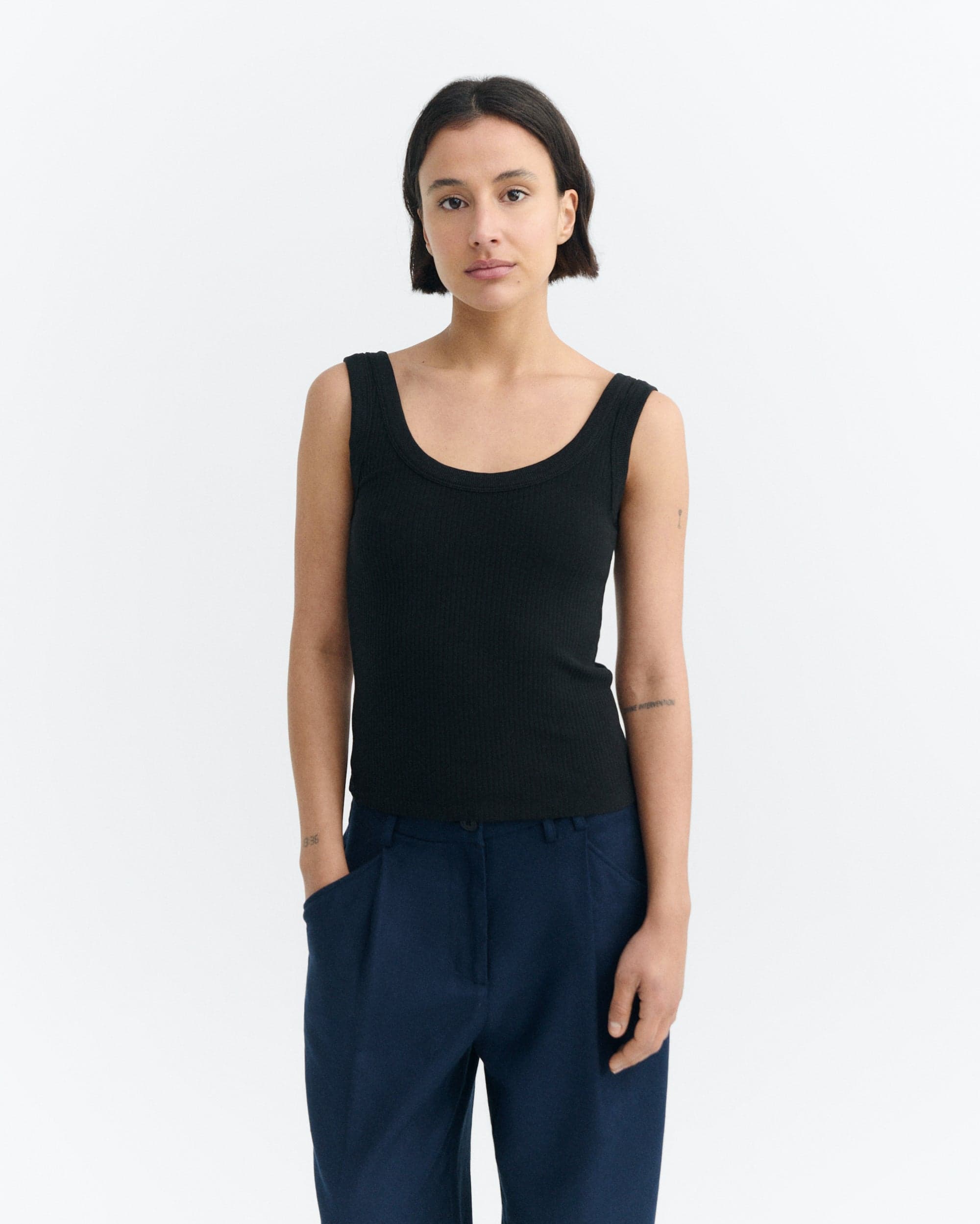Julia Ribbed Toppi Musta – Thinking MU