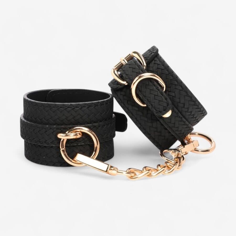 LateToBed Rannekahleet Kultaketjulla – Elegantti BDSM Design – LateToBed