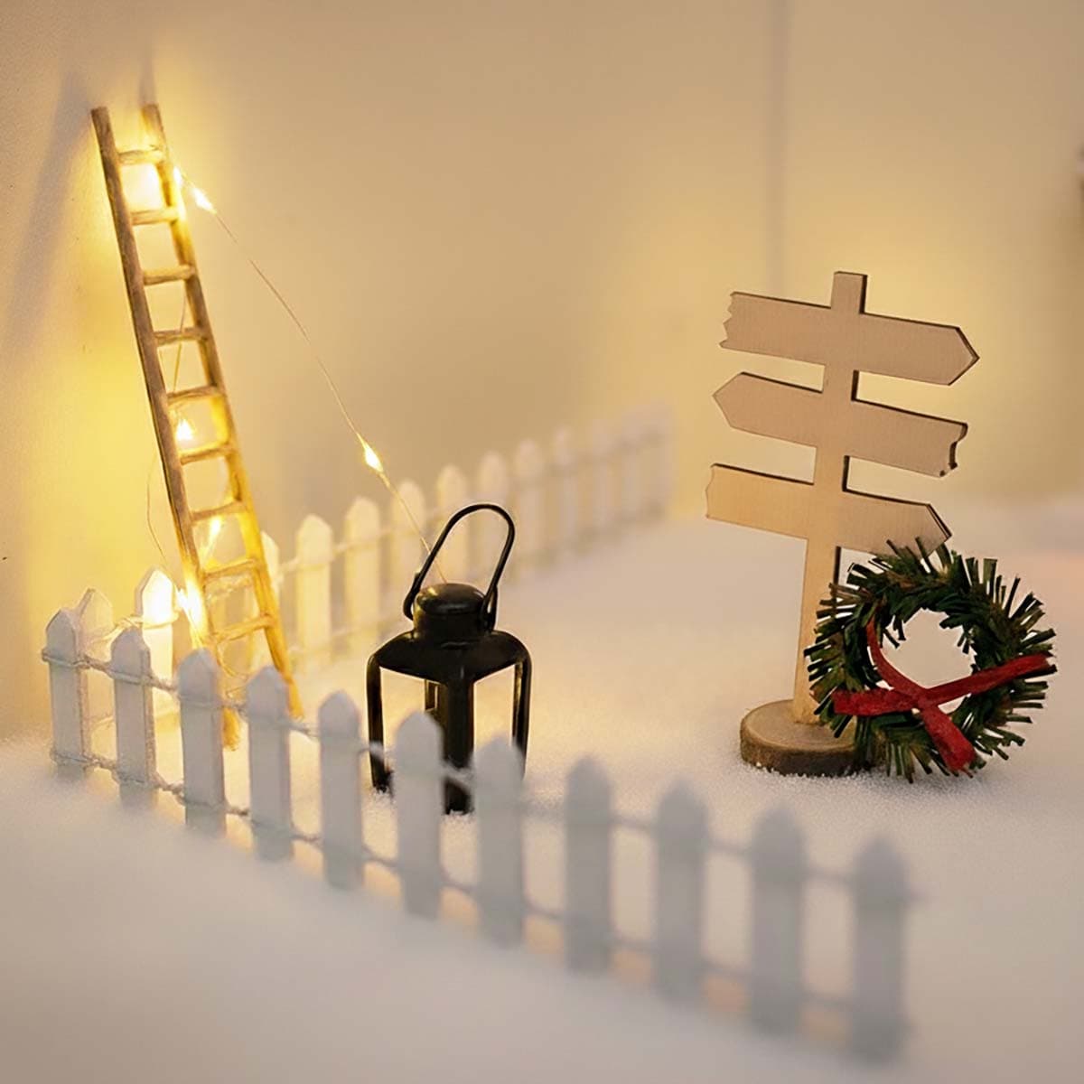 Miniatyyri-setti - Lyhty, tikapuut, kyltti, aita, kranssi