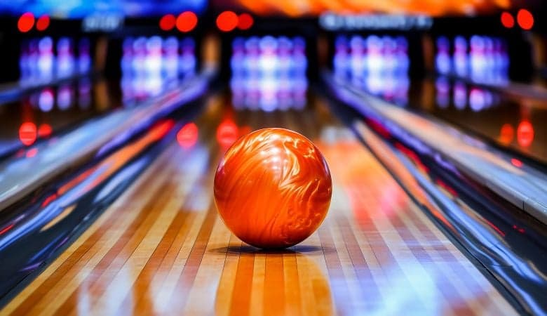 Keilaus tai hohtokeilaus tunniksi 2-5:lle | -61 % | Helsinki, Tali - Keilaus tai hohtokeilaus tunniksi 2-5:lle