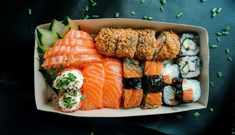 AVAJAISTARJOUS! Kiyomi Sushi - Sushilajitelma kahdelle tai neljälle | -31 % | Helsinki, Punavuori - Sushilajitelma kahdelle