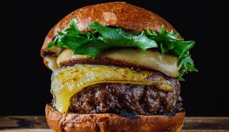 Burgers & Wine Tampere – burgerit ja parmesaaniranskalaiset 2:lle | -40 % | Finlayson - Dry Aged burgerit ja parmesaaniranskalaiset kahdelle