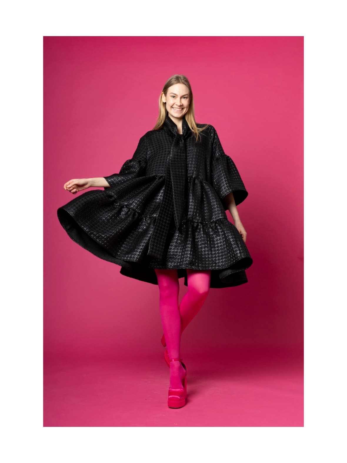 Lush- mekko, kukonaskel musta – Miia Halmesmaa