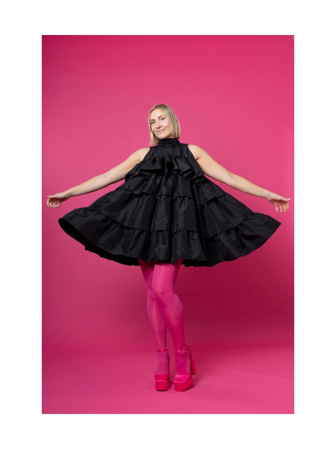 Flounce- frillamekko, musta – Miia Halmesmaa