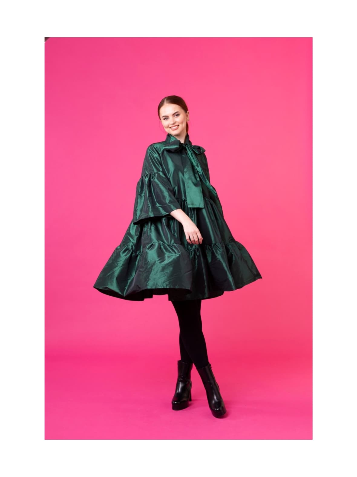 Lush- mekko rusettikauluksella, smaragdinvihreä – Miia Halmesmaa