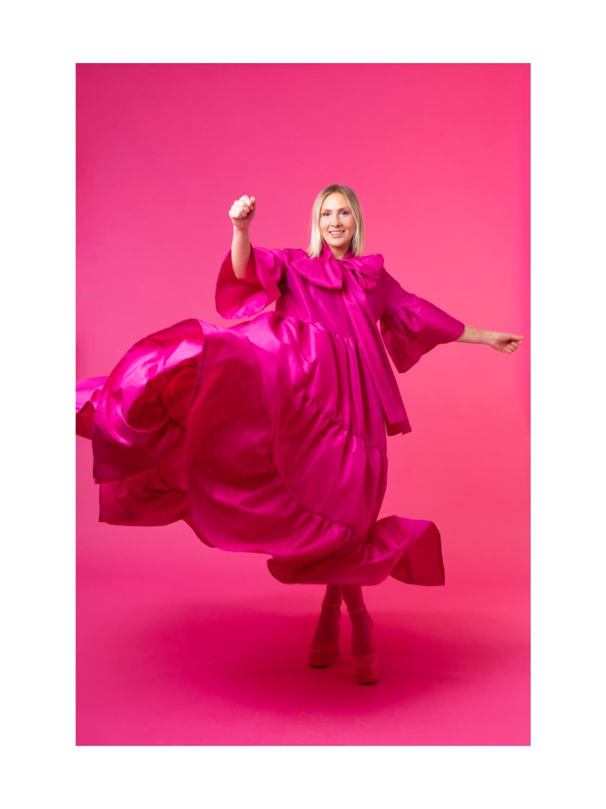 Lush- iltapuku rusettikauluksella, pinkki – Miia Halmesmaa