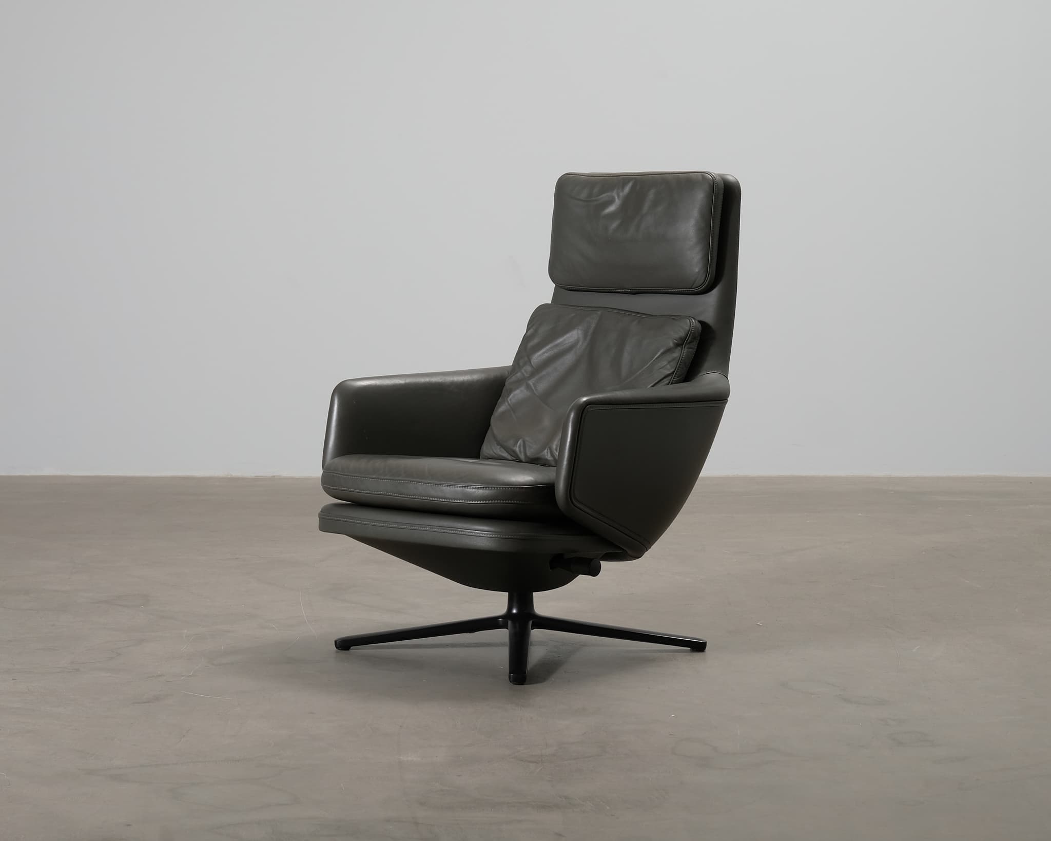 Vitra Grand Relax nojatuoli harmaa – Vitra