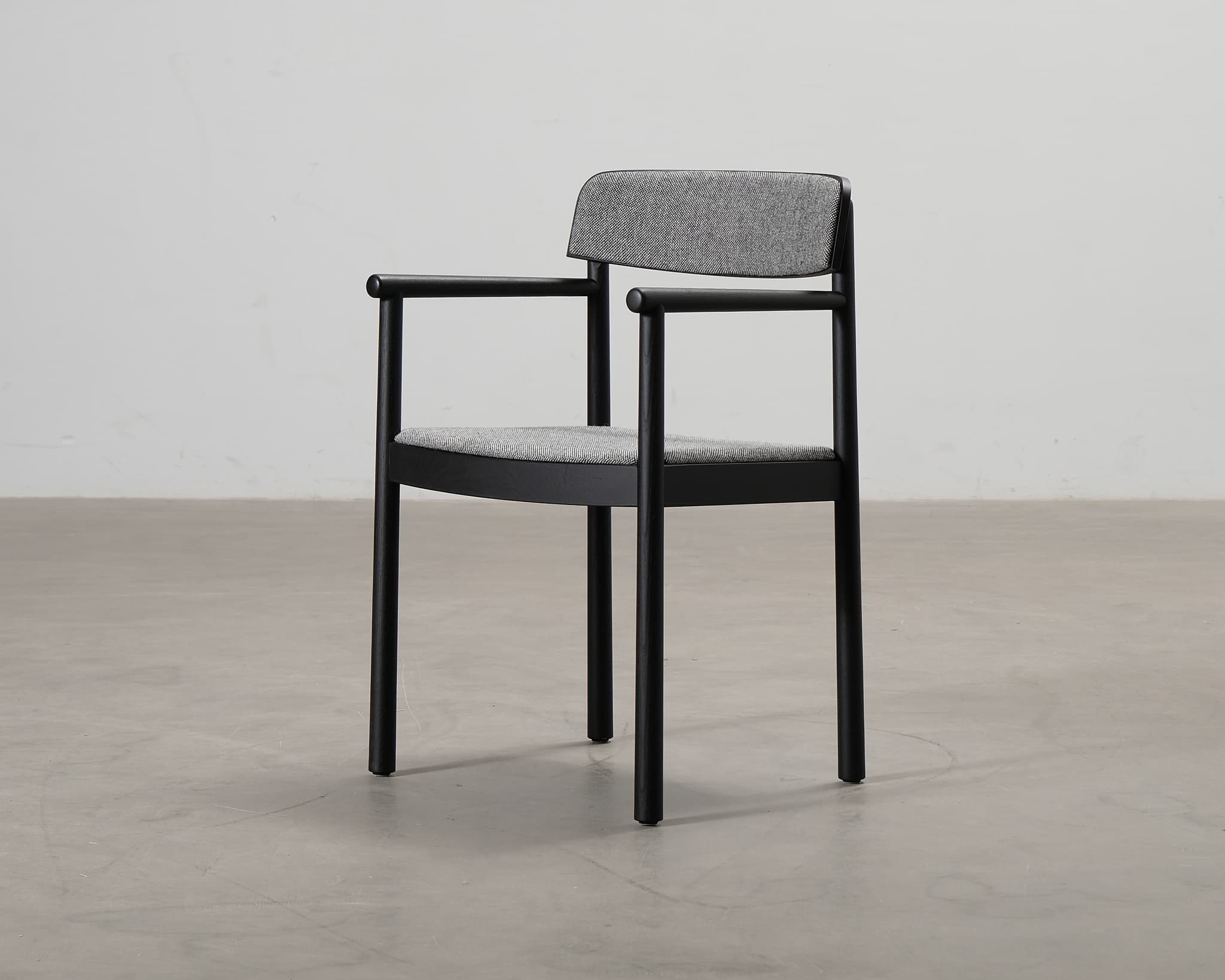 Normann Copenhagen Timb ruokatuoli käsinojilla harmaa