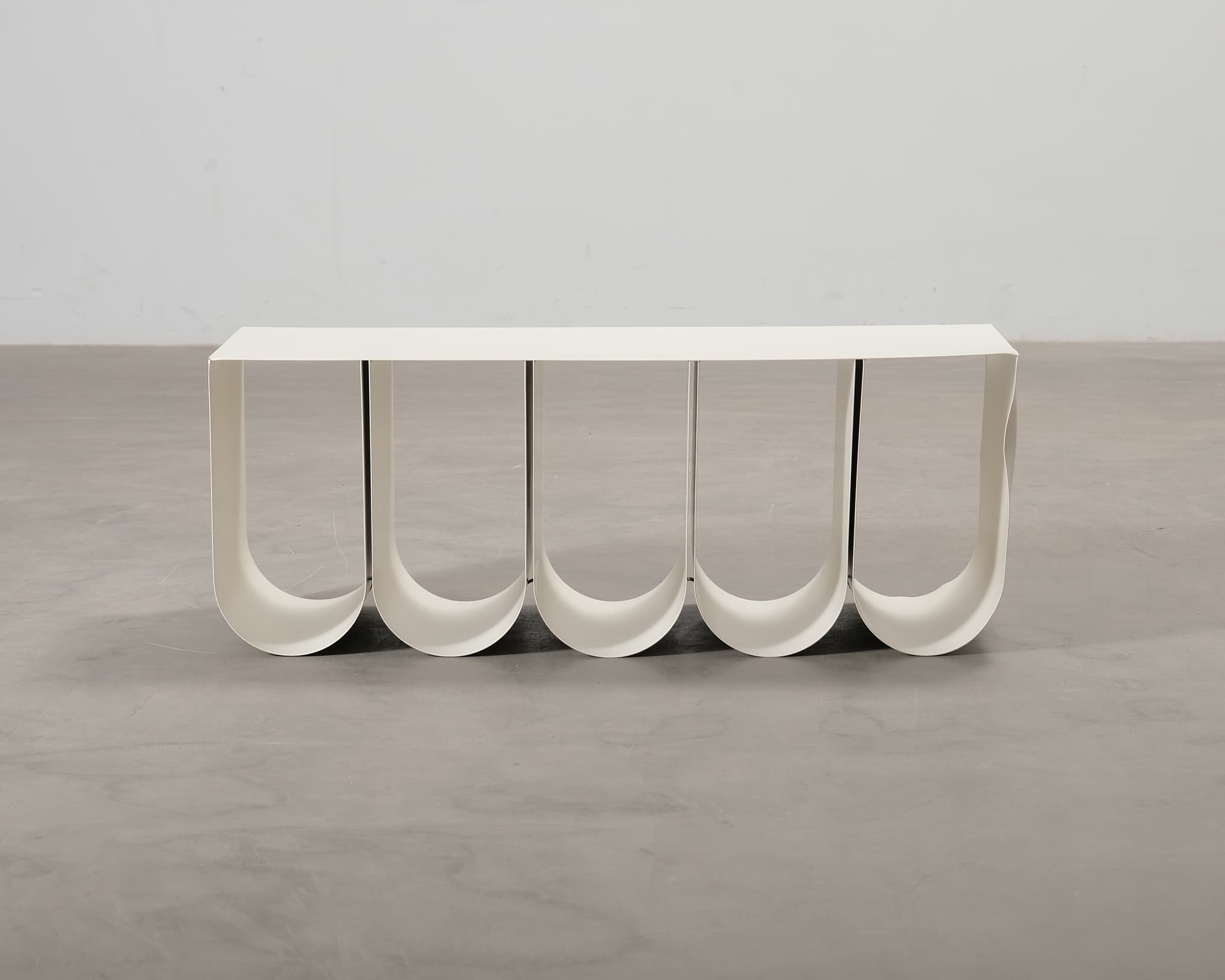 Kristina Dam Studio Curved sohvapöytä beige – Kristina Dam Studio