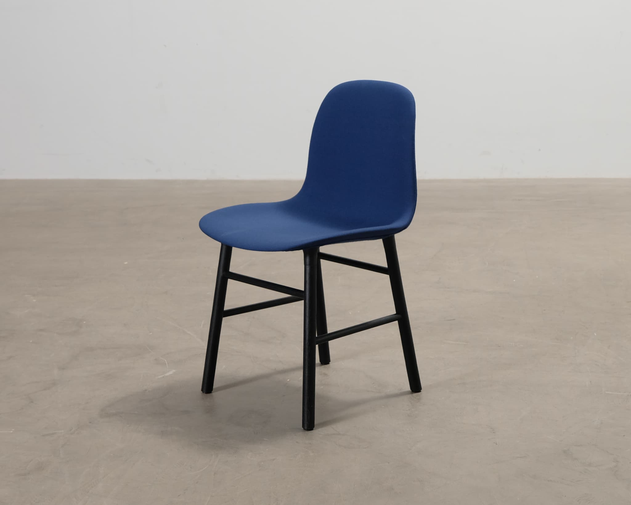 Normann Copenhagen Form tuoli sininen