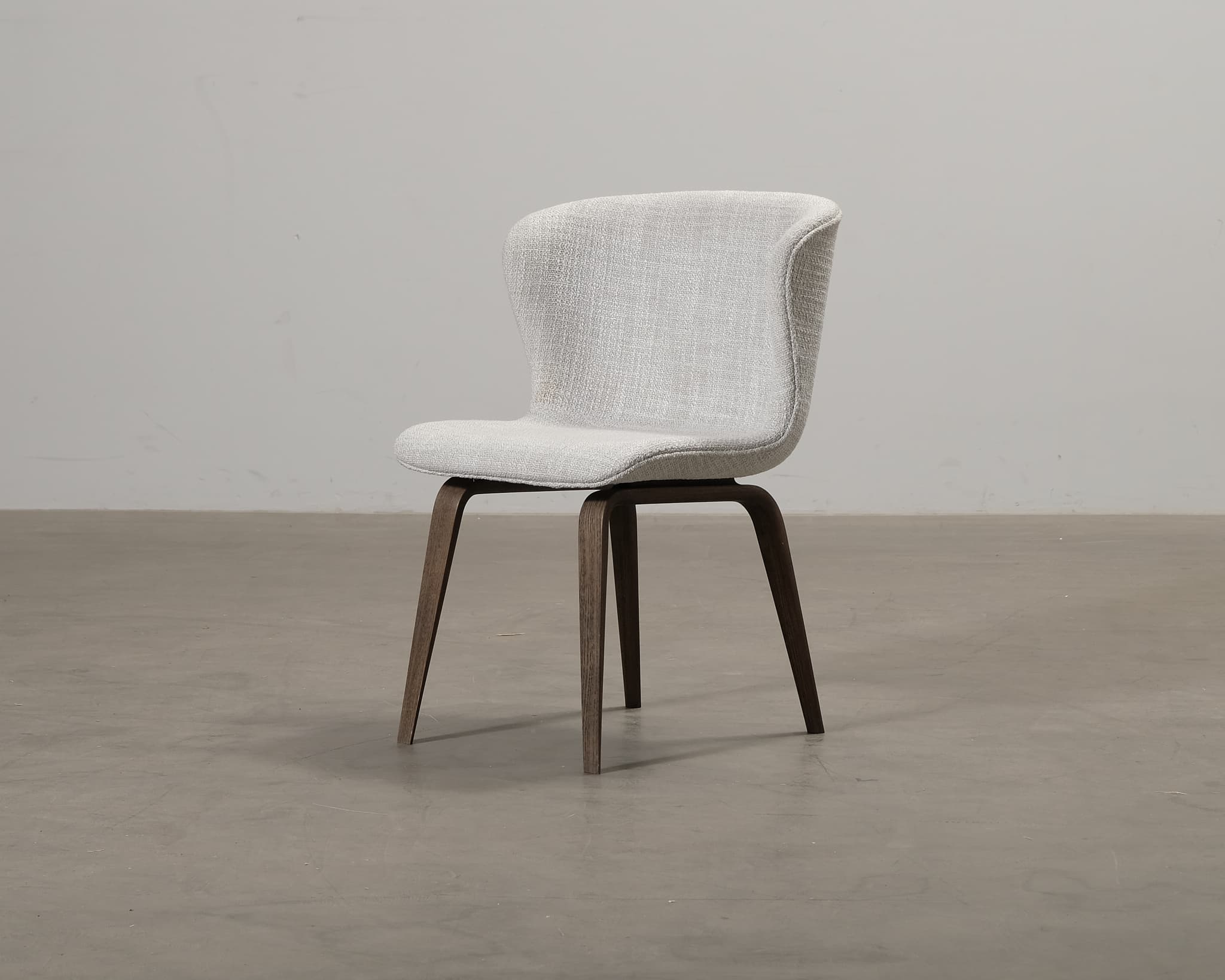 Friends & Founders Pipe ruokapöydän tuoli vaaleanharmaa / tammi