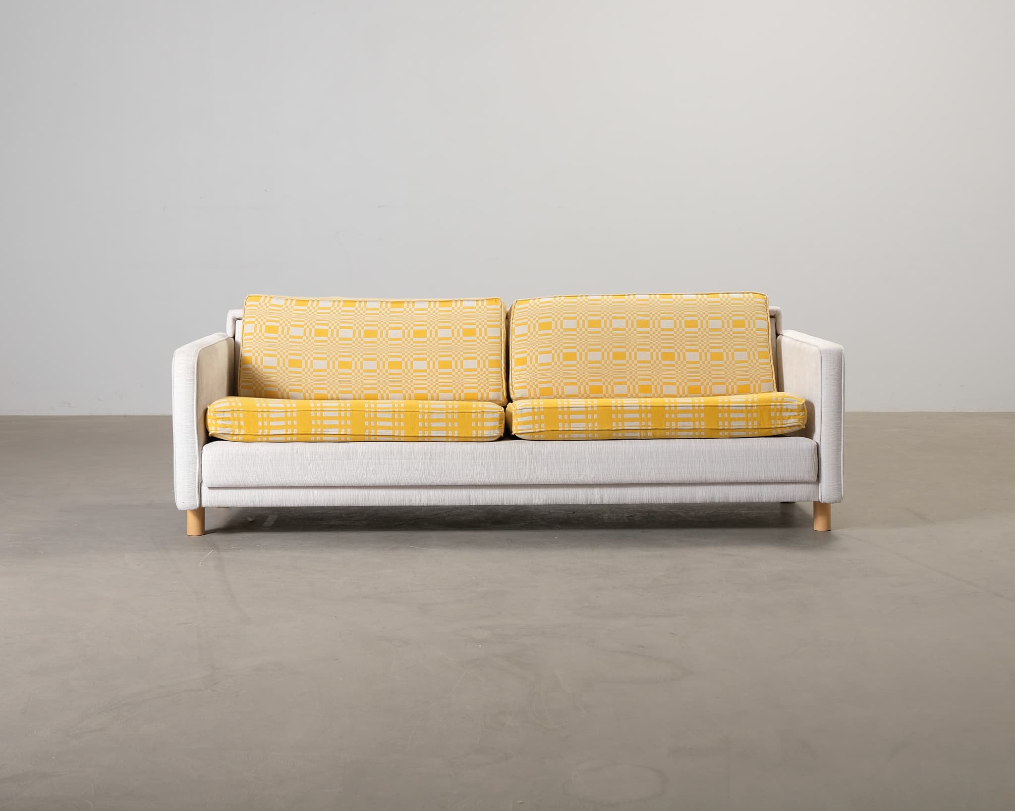 Artek 550 3-istuttava vuodesohva vaaleanharmaa / keltainen – Artek