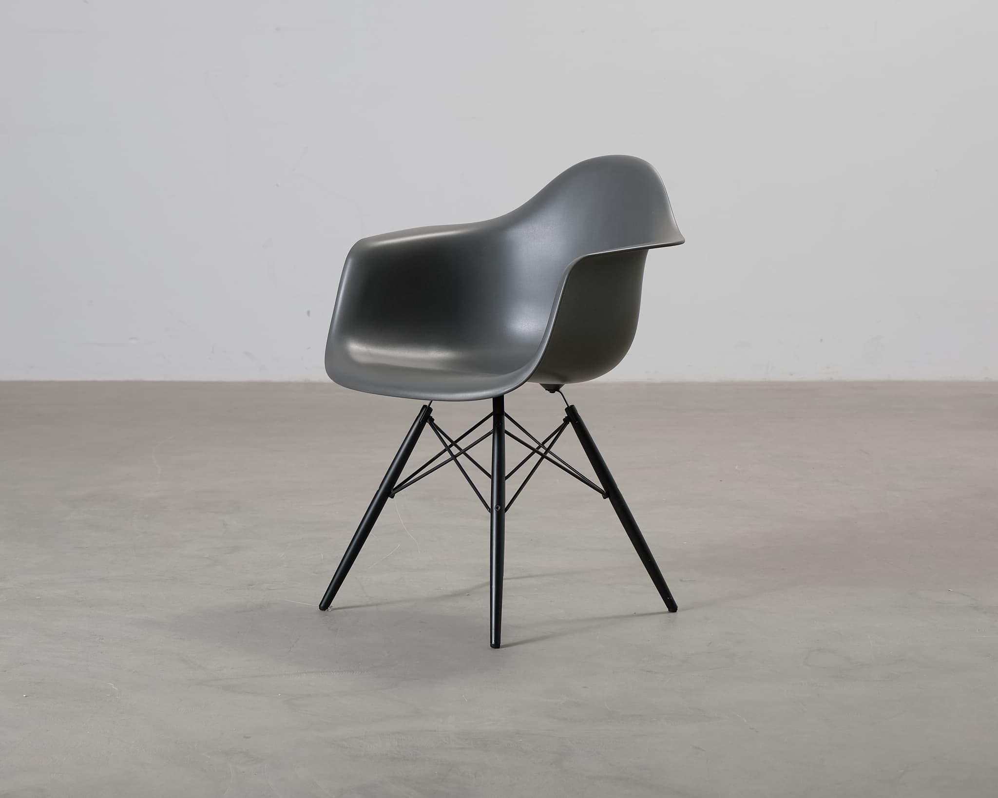 Vitra Eames DAW tuoli harmaa – Vitra