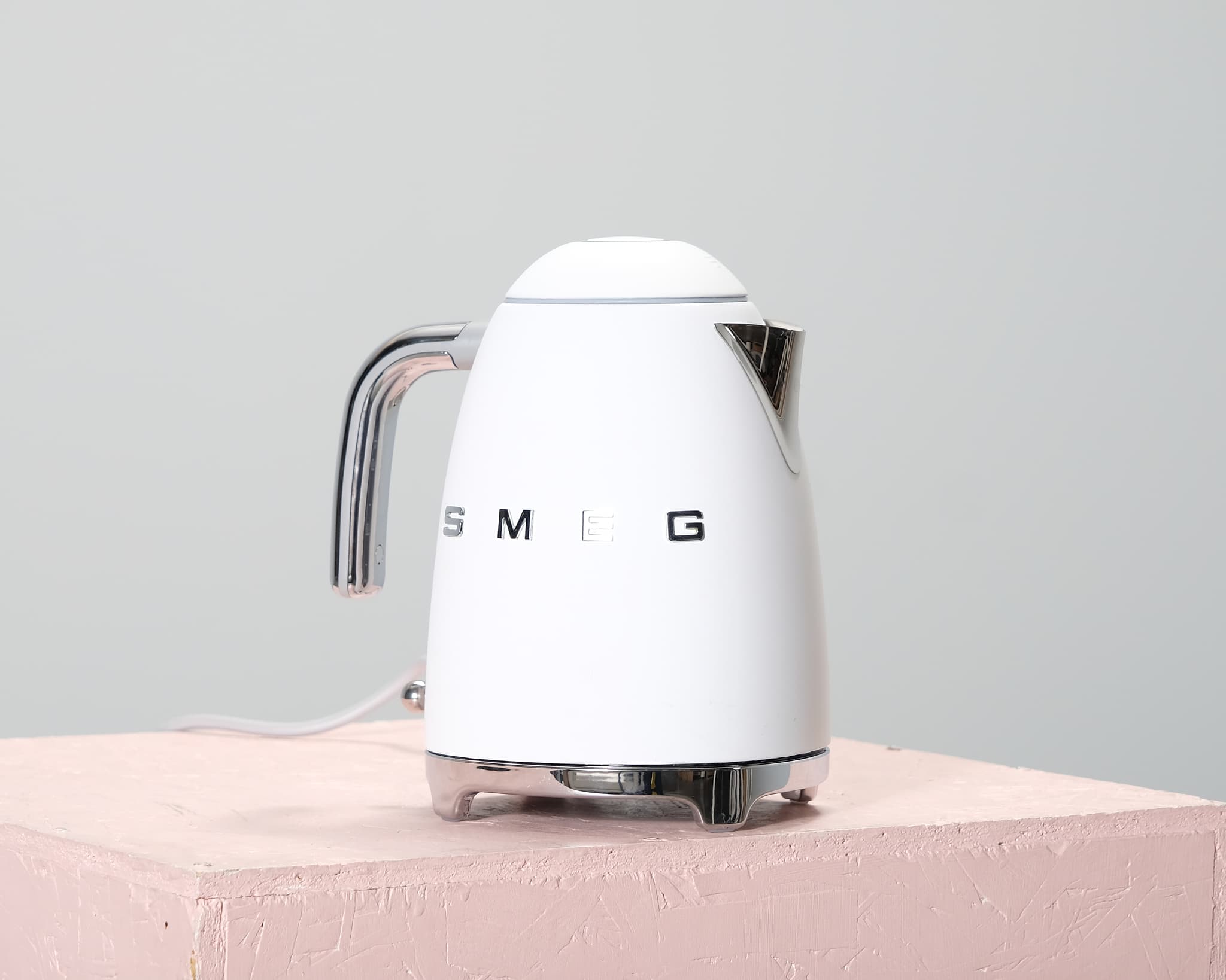 Smeg vedenkeitin 1,7 L mattavalkoinen