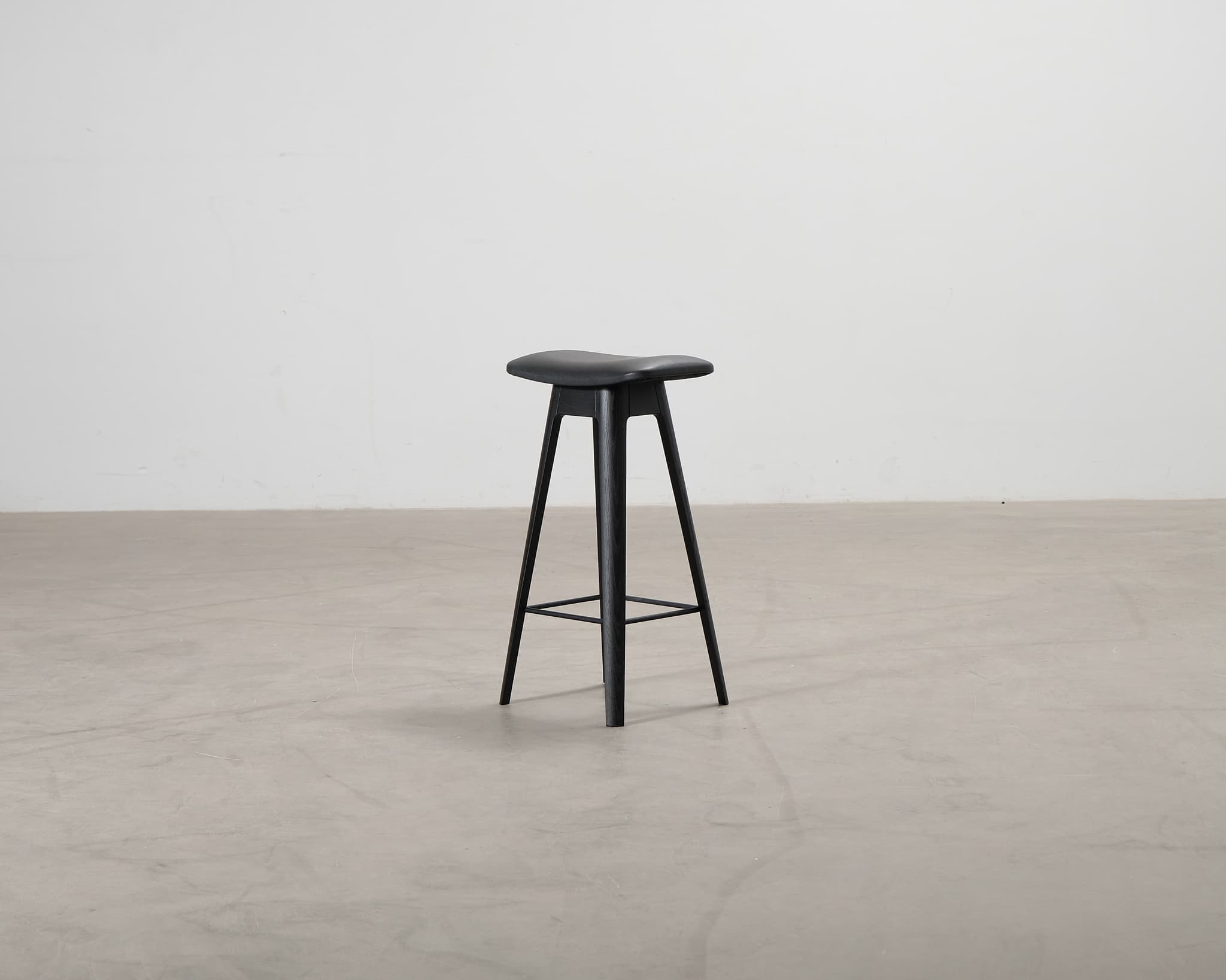 Andersen Furniture HC1 baarituoli musta – Andersen