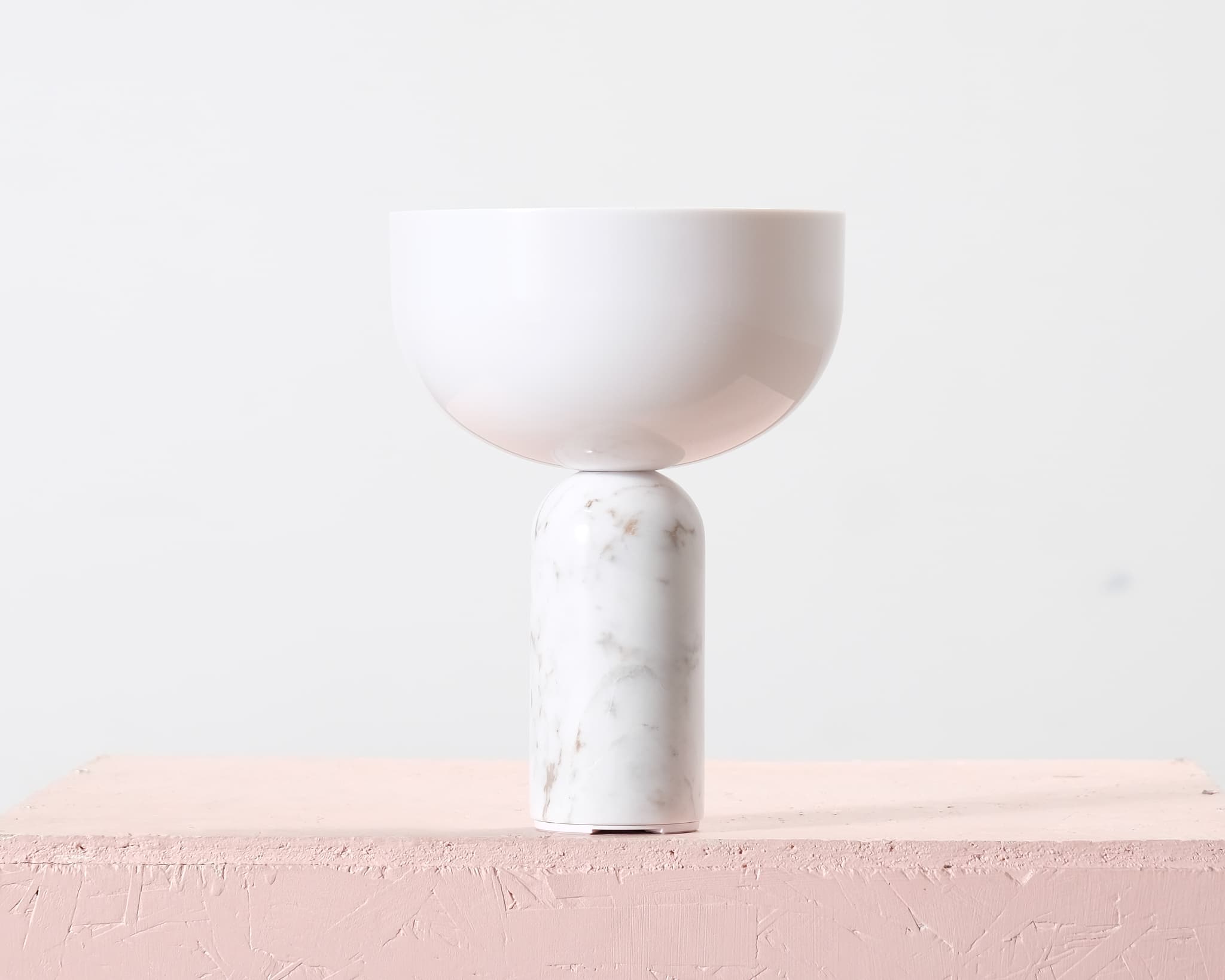 New Works Kizu pöytävalaisin valkoinen marmori – New Works