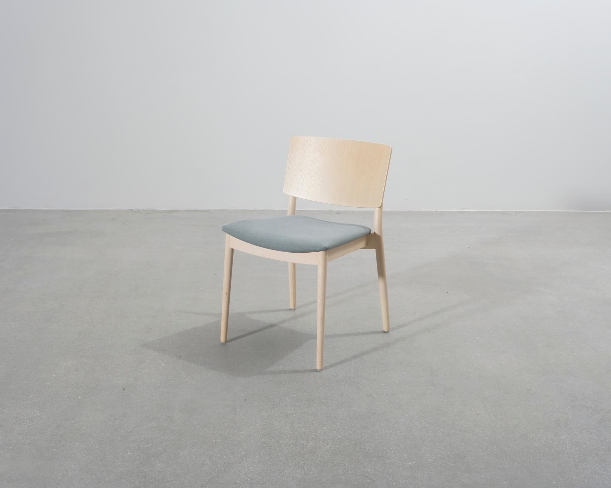 Andreu World Happy tuoli harmaalla istuimella