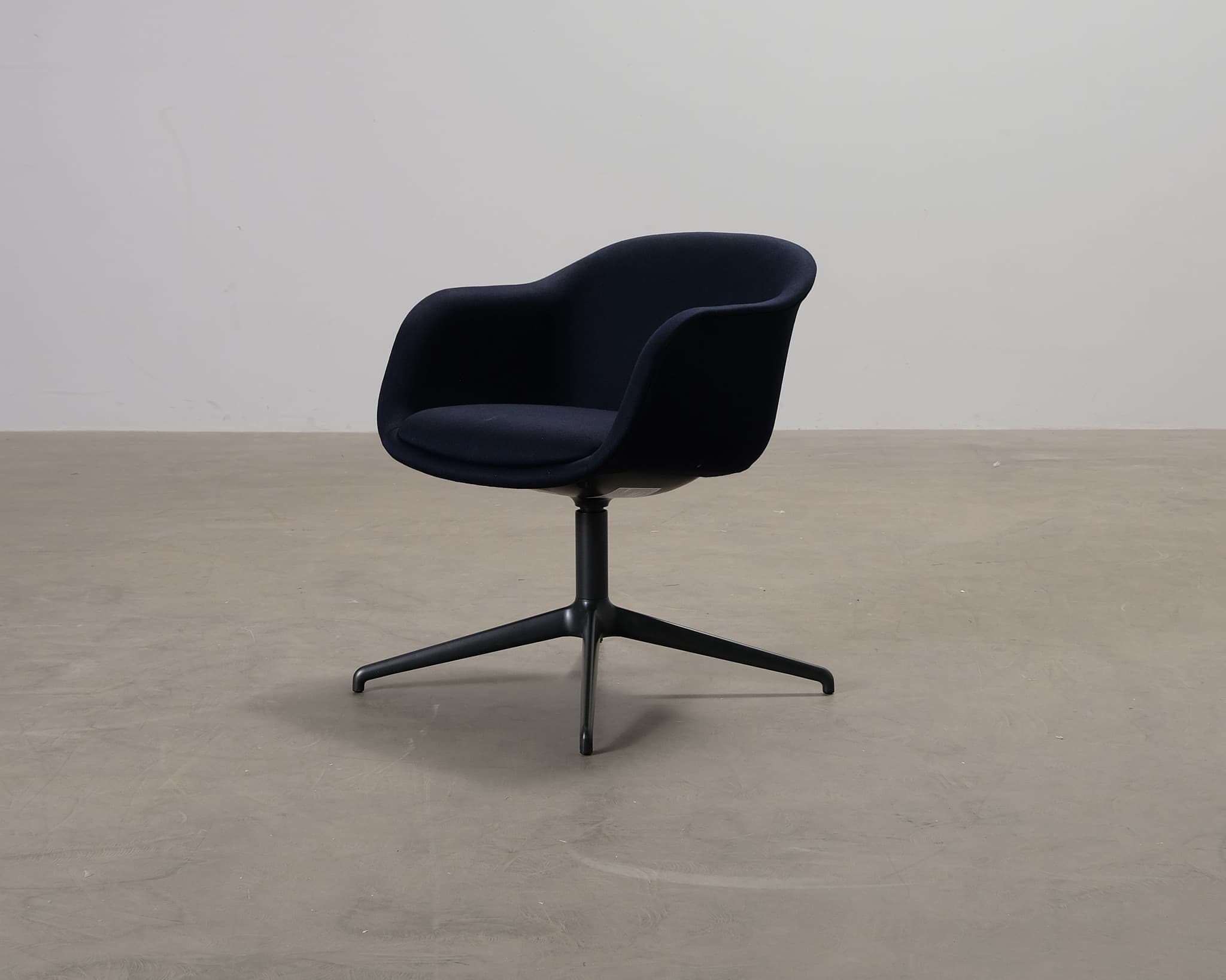 Muuto Fiber Conference Swivel nojatuoli musta / tummansininen