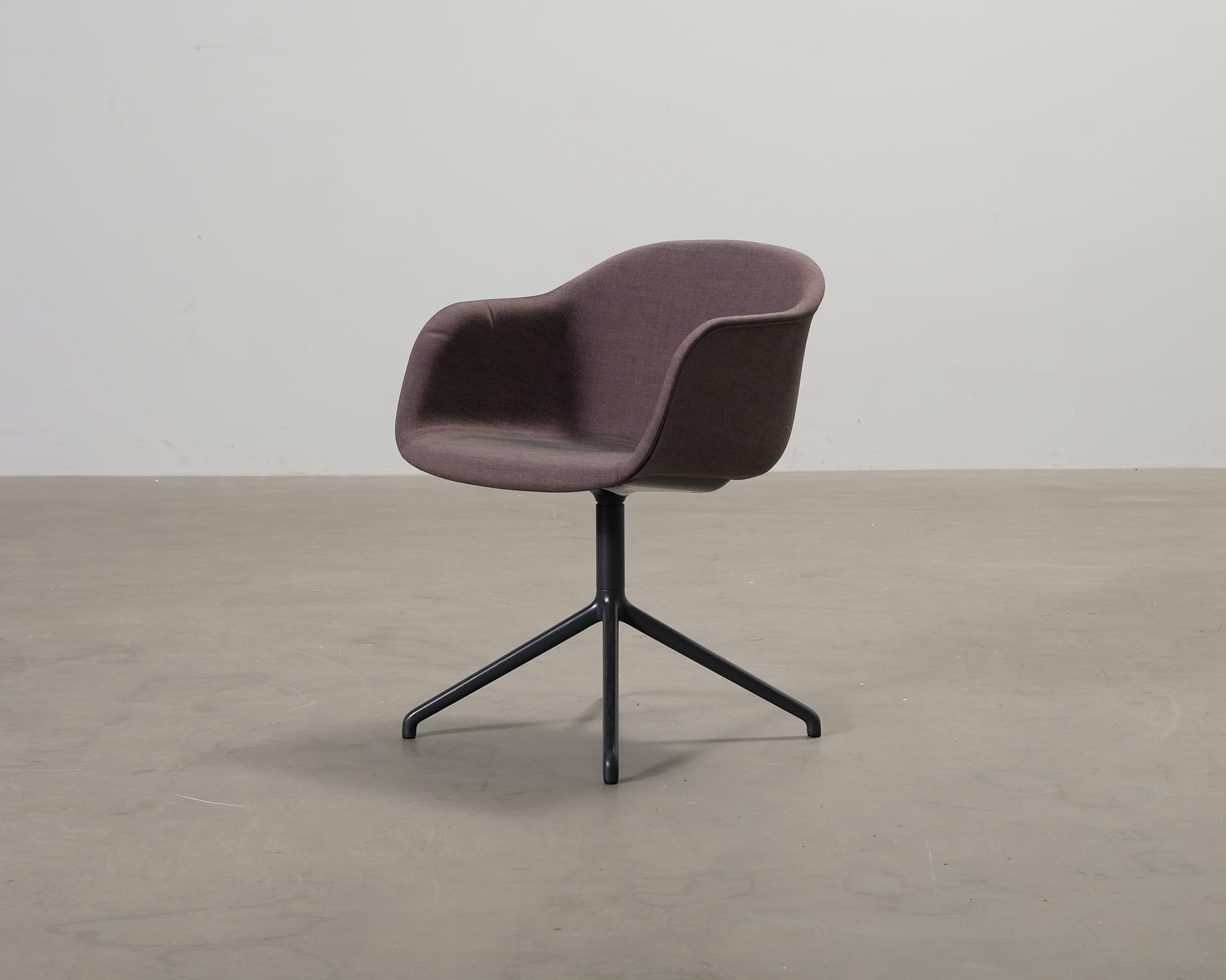 Muuto Fiber Conference Swivel nojatuoli luumu