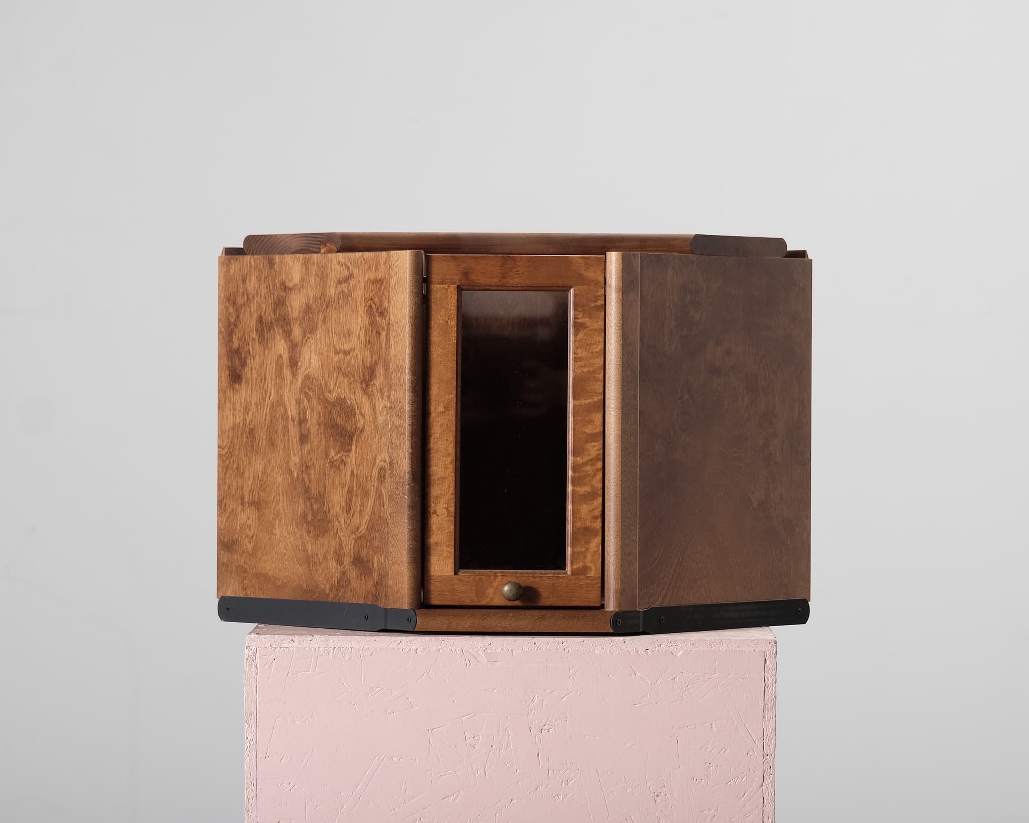 Boknäs matala kulmavitriini lasiovella