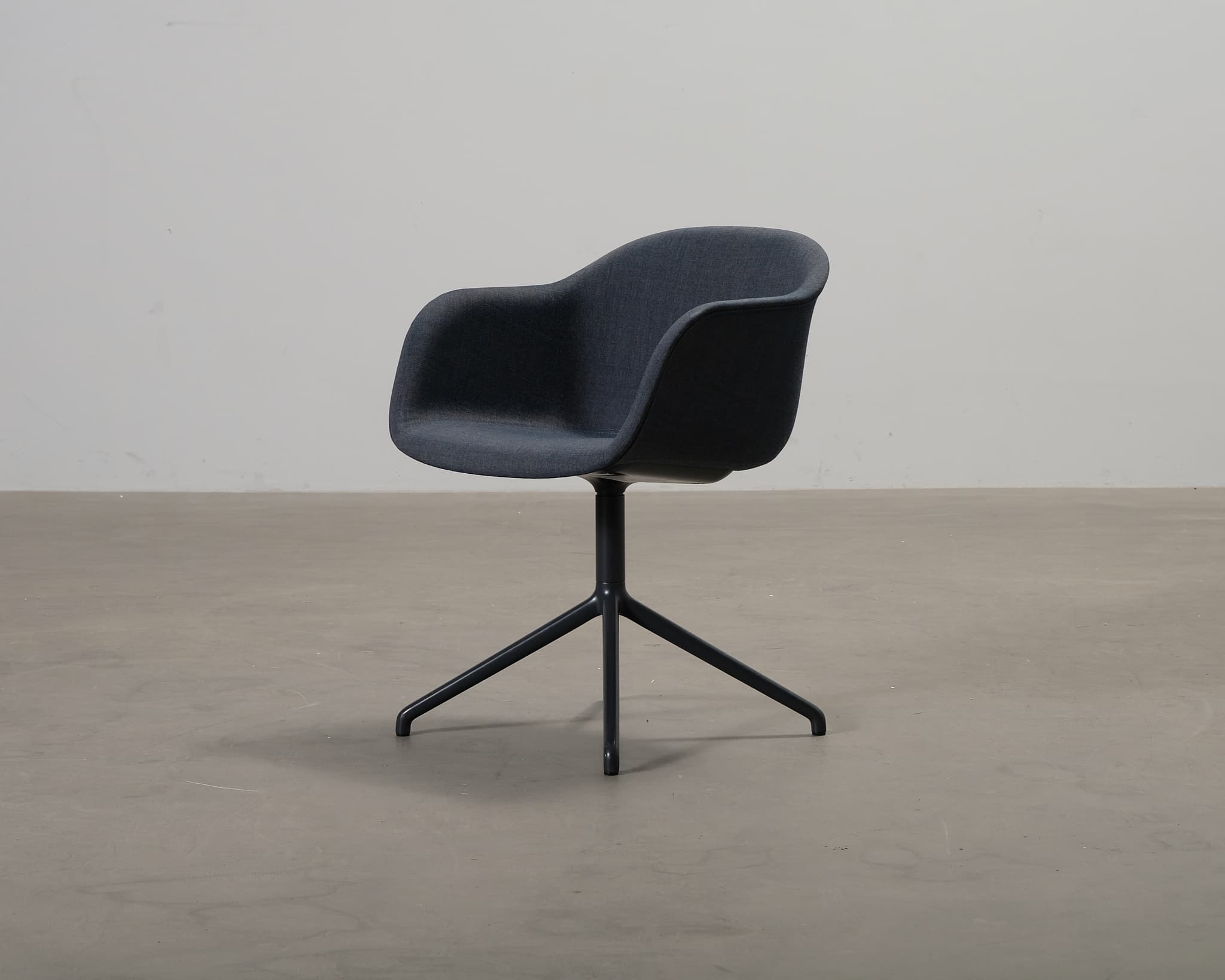 Muuto Fiber Conference Swivel nojatuoli harmaansininen – Muuto