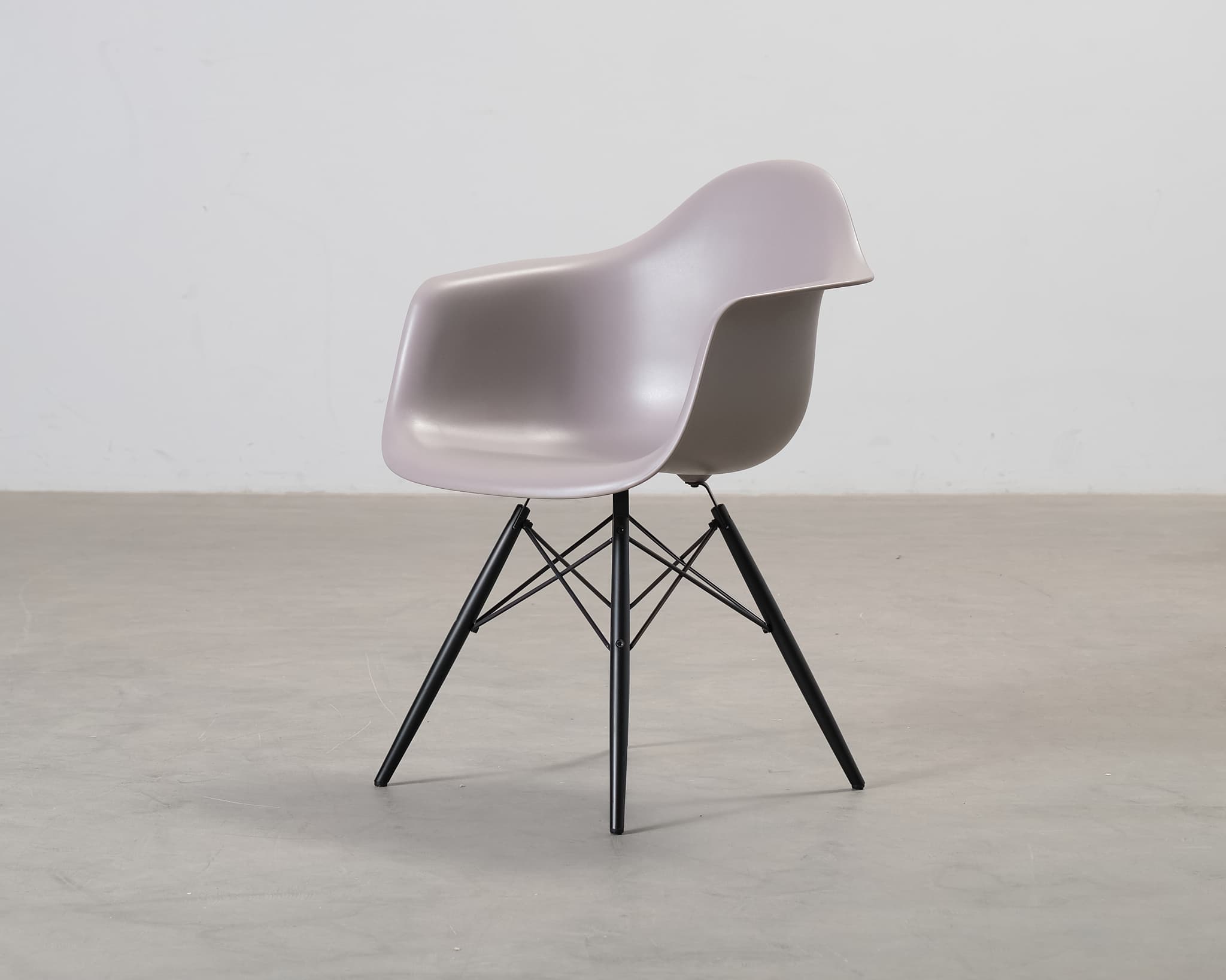 Vitra Eames DAW tuoli liila