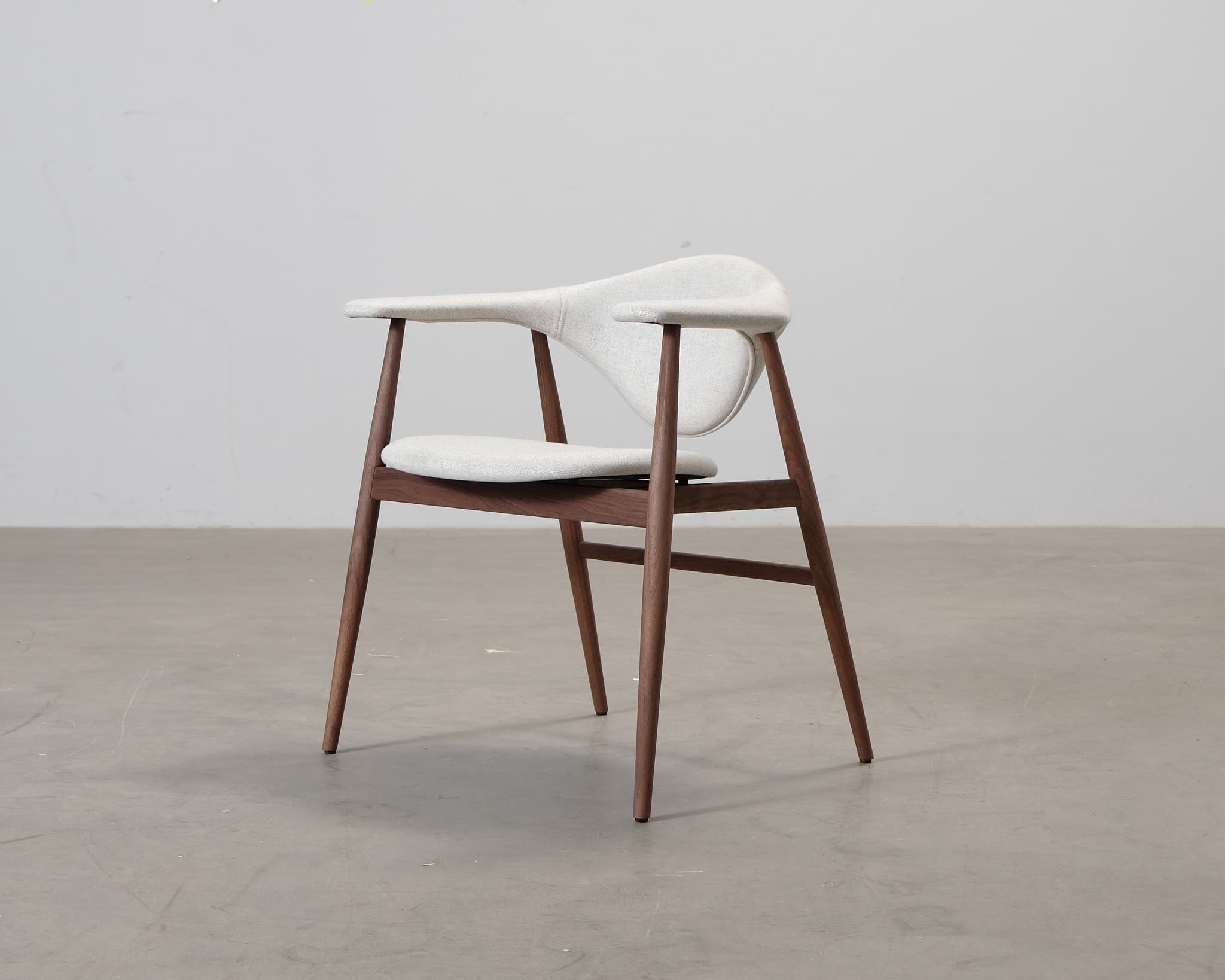 Gubi Masculo ruokapöydän tuoli pähkinä