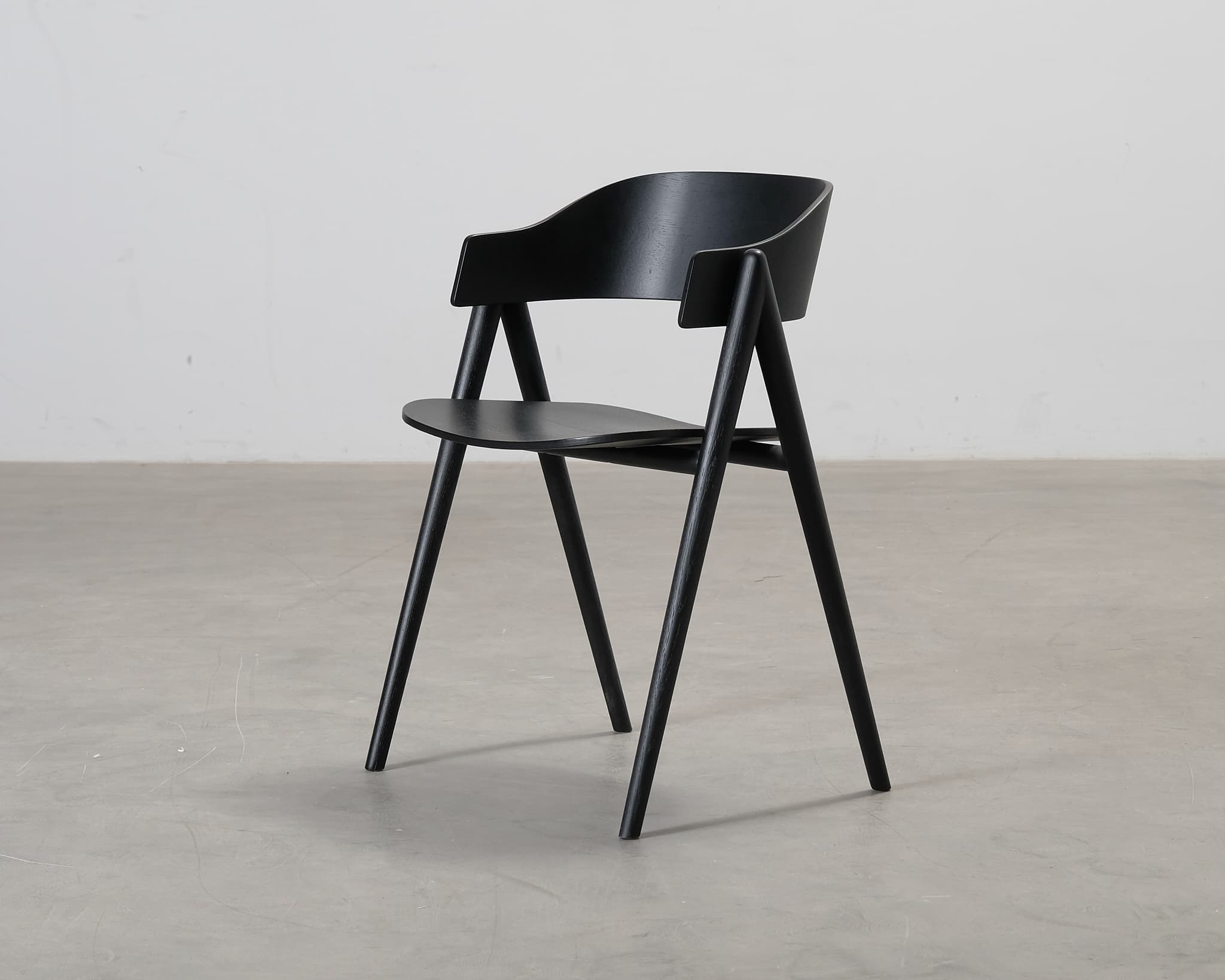 Forms & Objects Hennie ruokapöydän tuoli musta