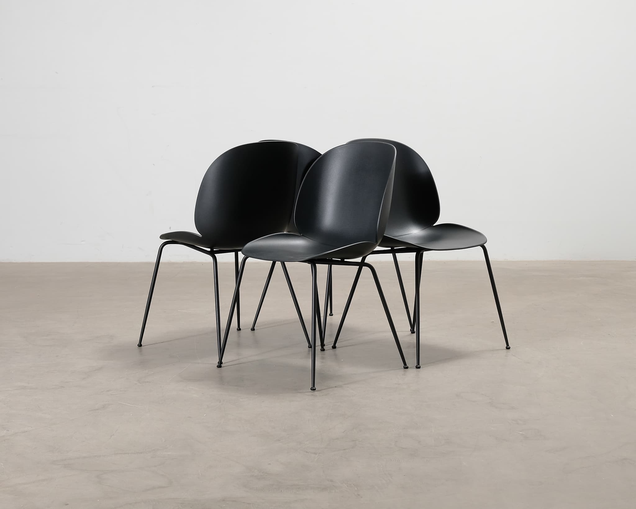 Gubi Beetle tuoli musta, 4 kpl setti – GUBI