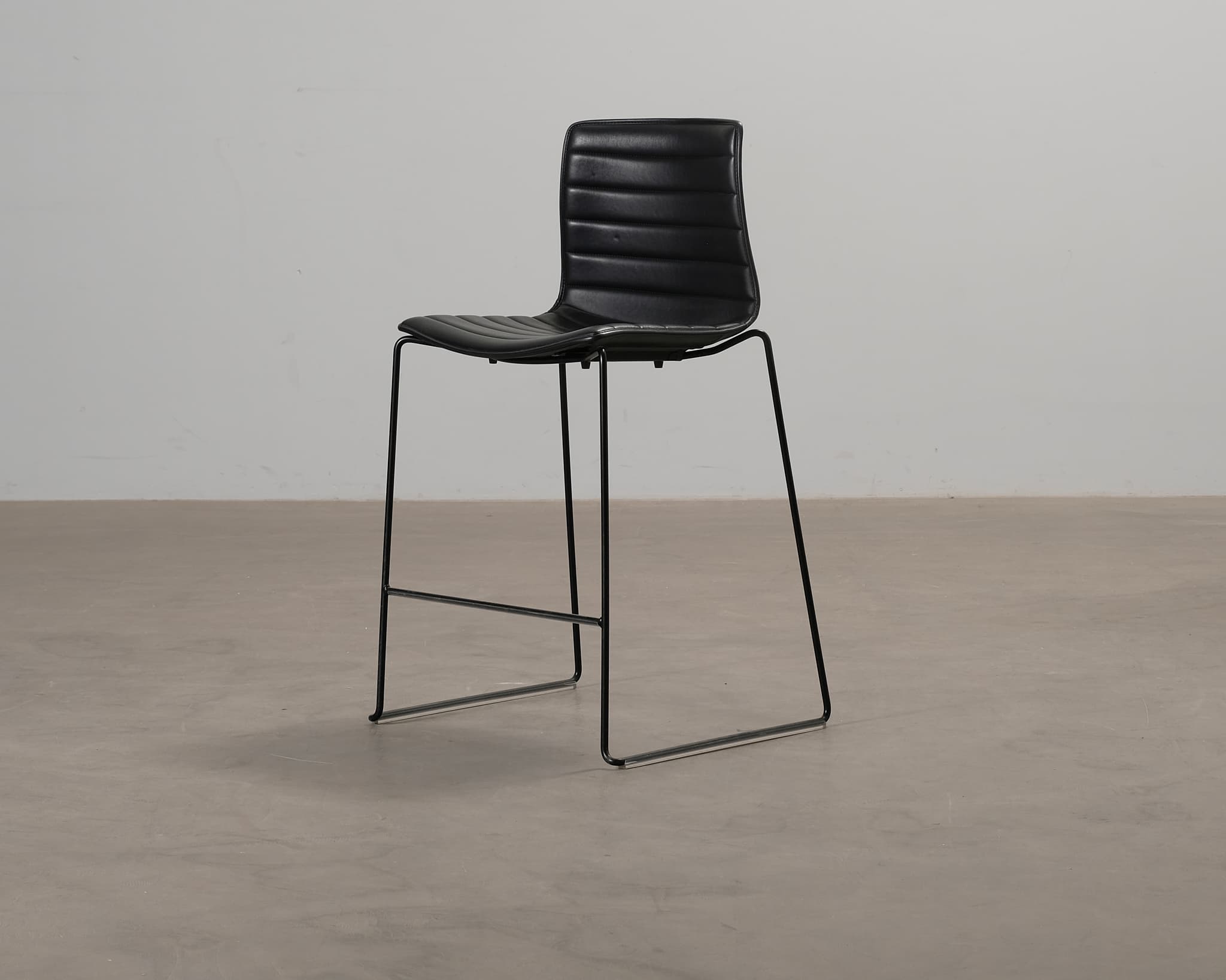 Arper Catifa 46 baarituoli musta