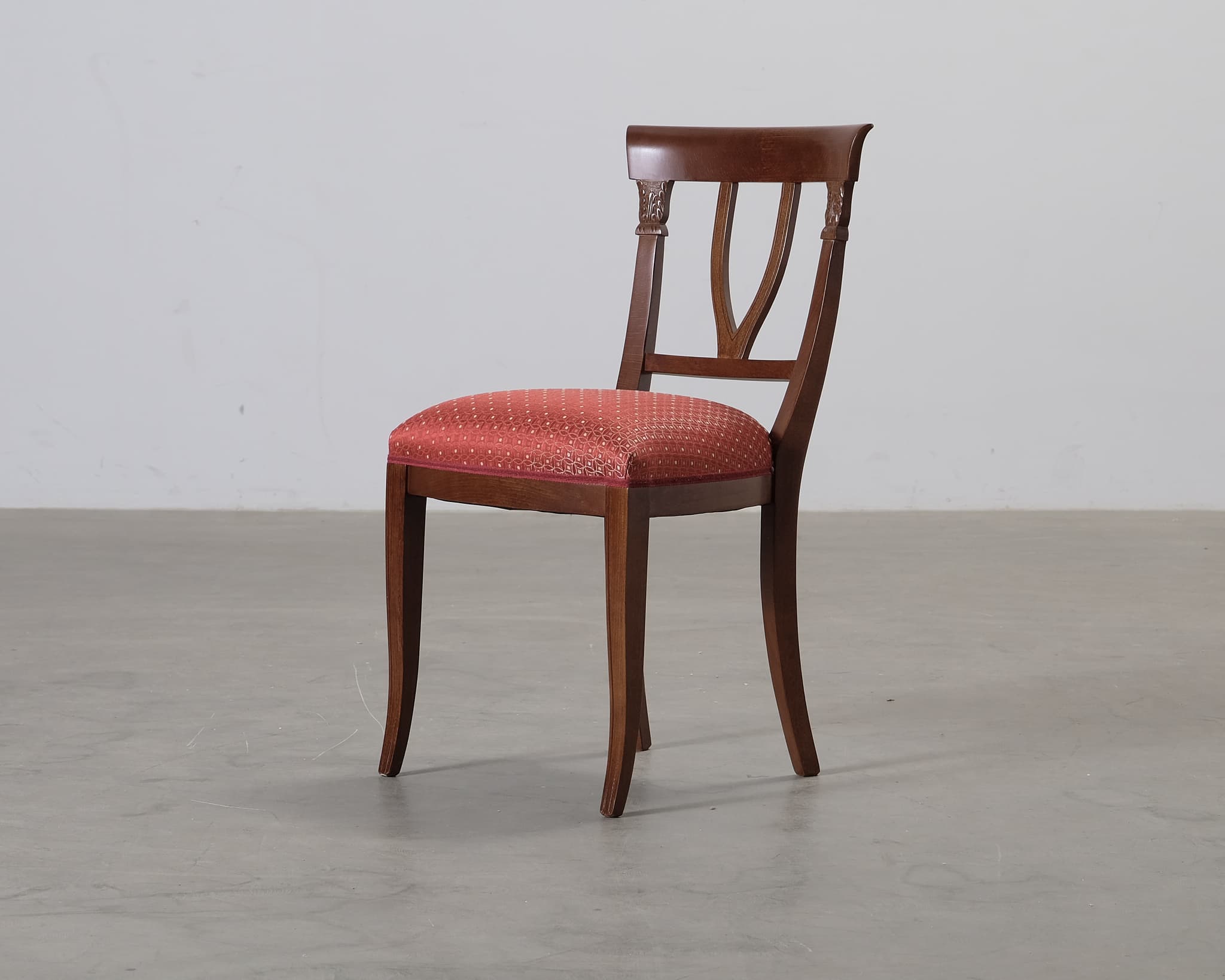 Puinen ruokatuoli punaisella kangasverhoilulla