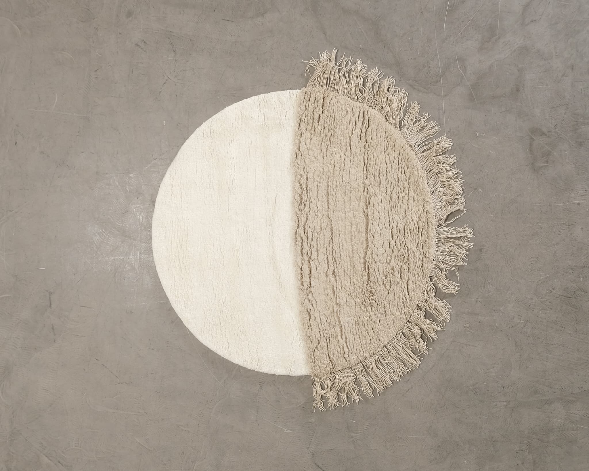 Woven Works Arc villamatto ø 120 cm valkoinen / beige – Woven Works