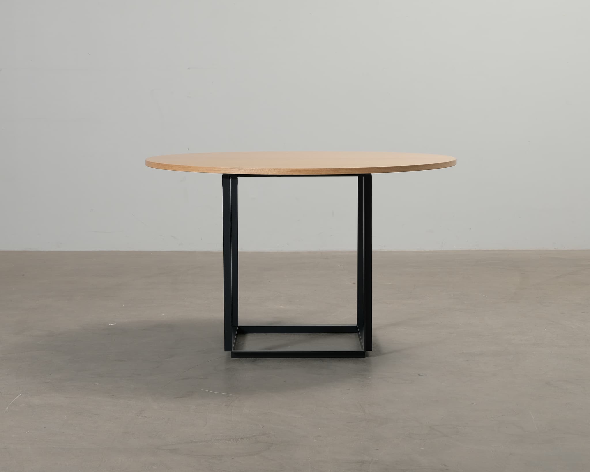 New Works Florence ruokapöytä tammi ø 120 cm – New Works