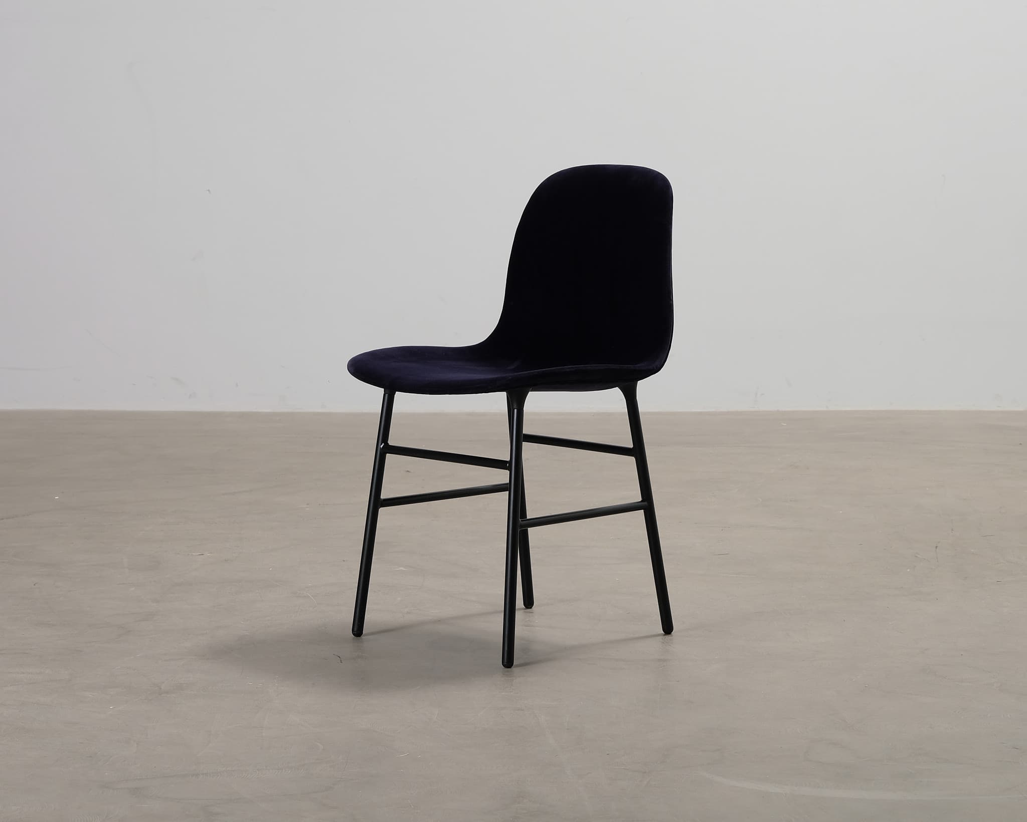 Normann Copenhagen Form tuoli tummansininen sametti