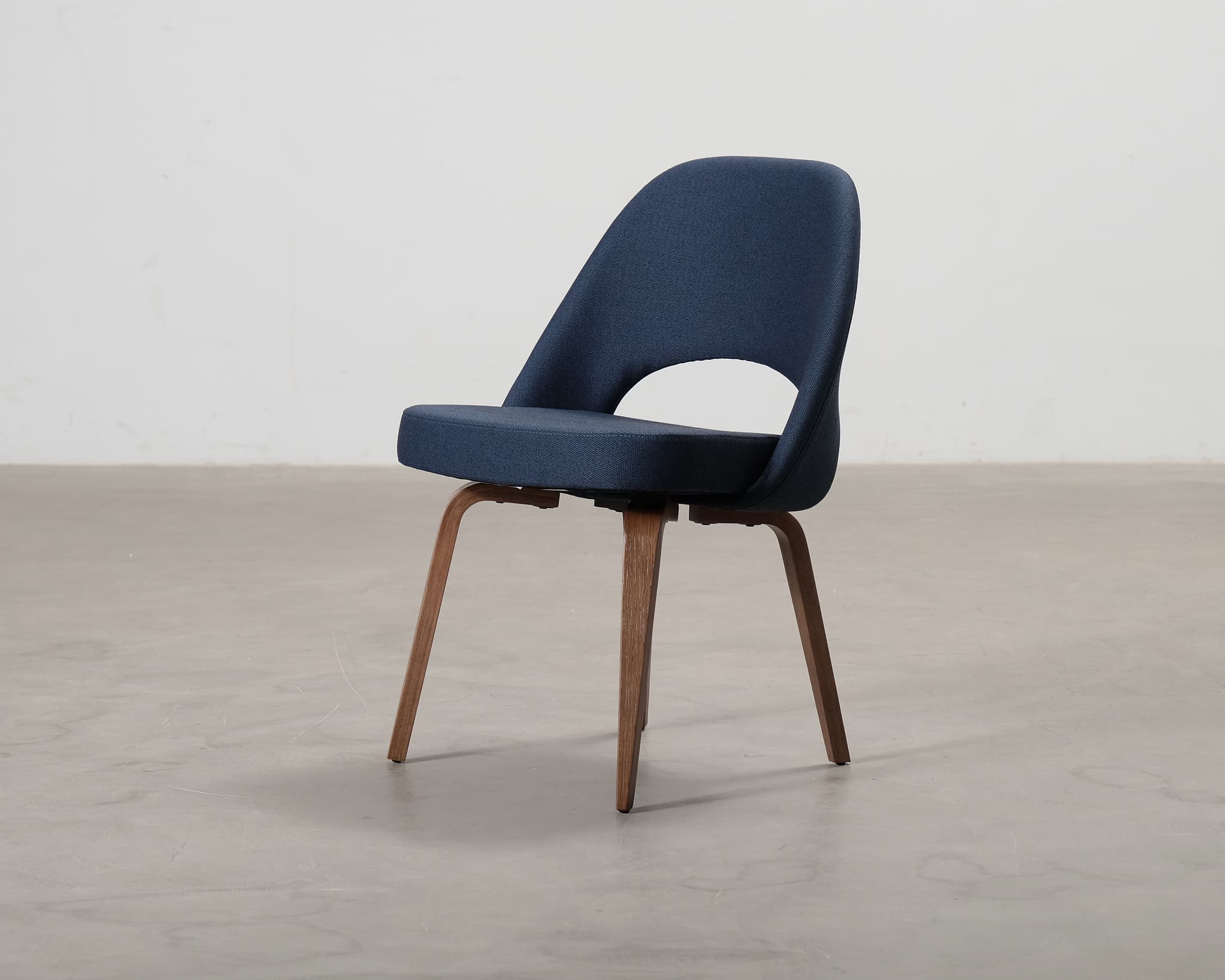 Knoll Eero Saarinen Executive Chair tuoli tummansininen – Knoll