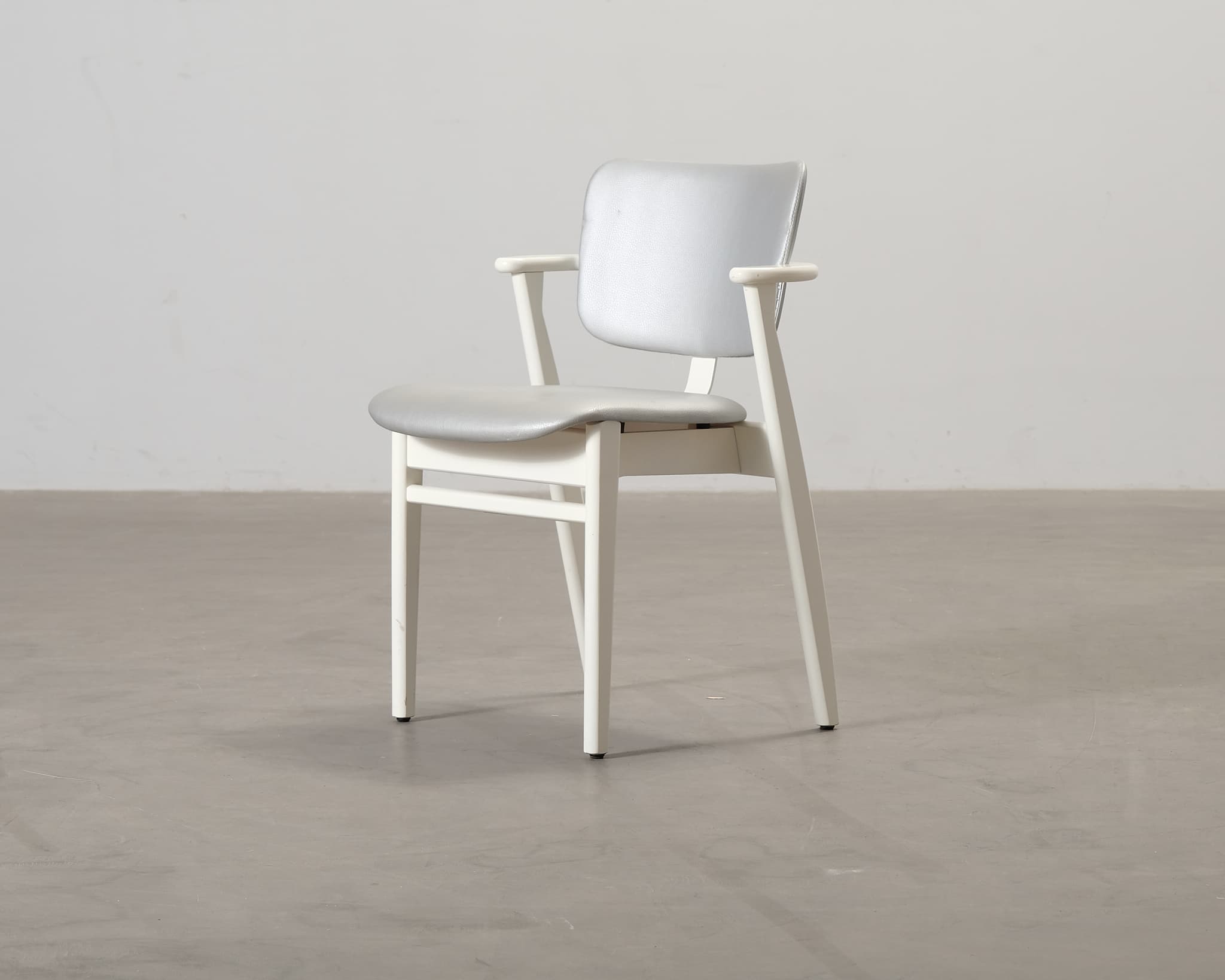 Artek Domus tuoli valkoinen / hopea