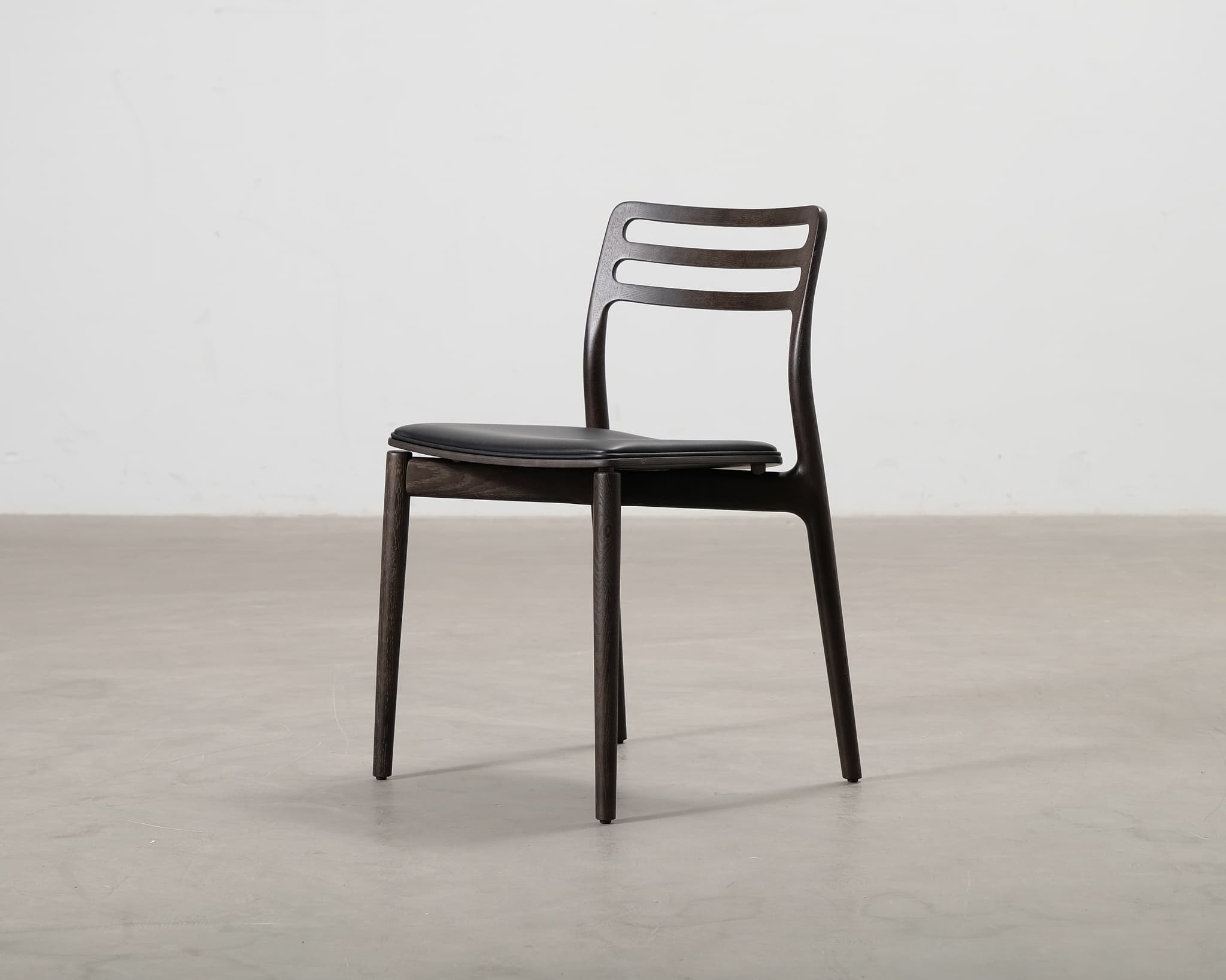 Vipp 481 Cabin tuoli nahkaistuimella tummanruskea – Vipp