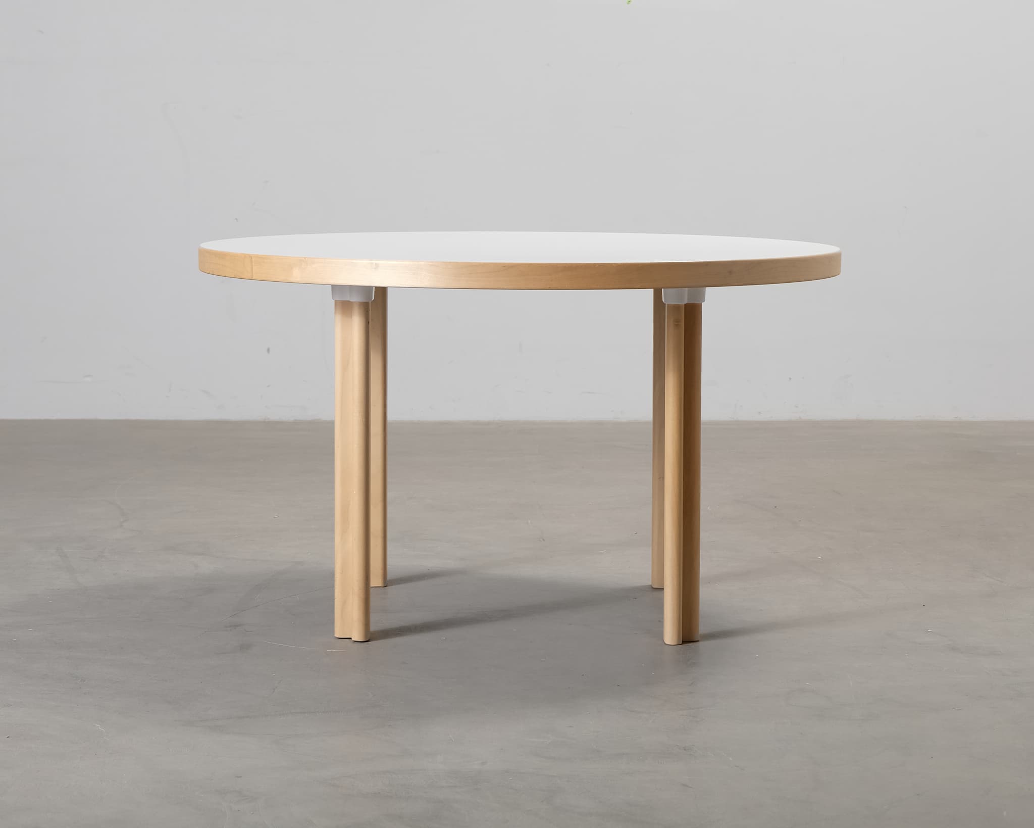 Artek Aalto ruokapöytä ø 120 cm valkoinen / koivu – Artek