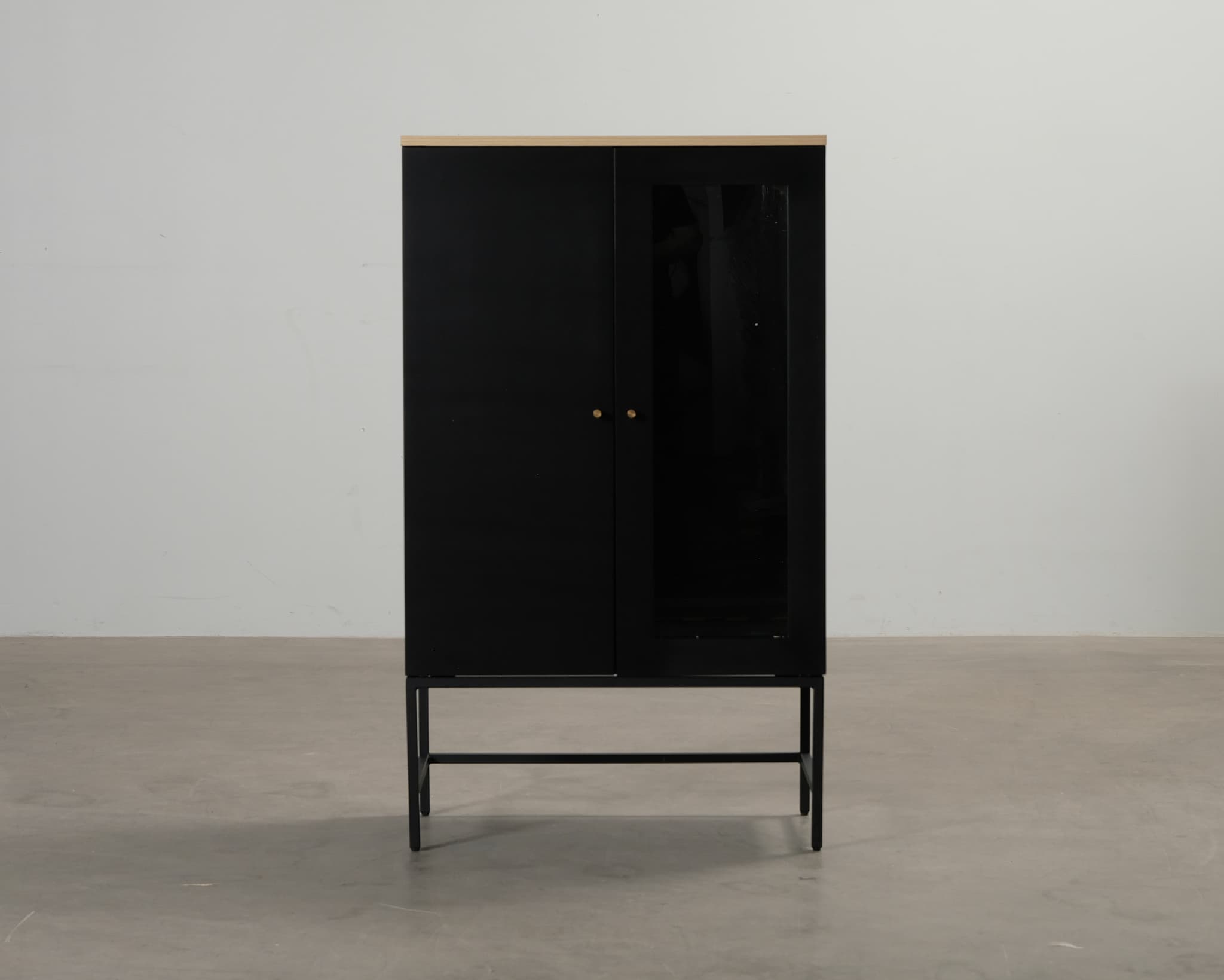 FeelDesign Soft vitriinikaappi musta