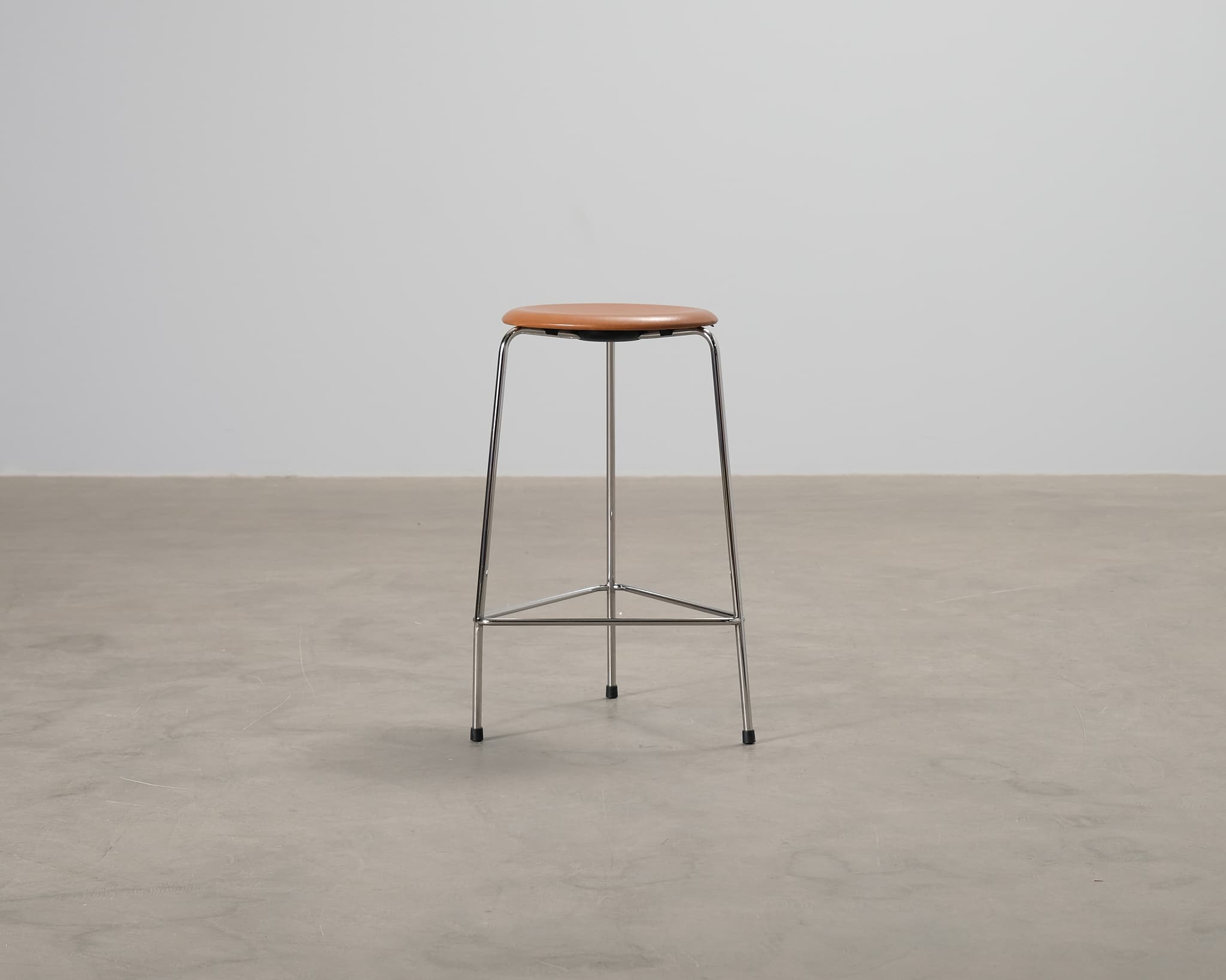 Fritz Hansen High Dot baarijakkara kromi / ruskea nahka – FRITZ HANSEN