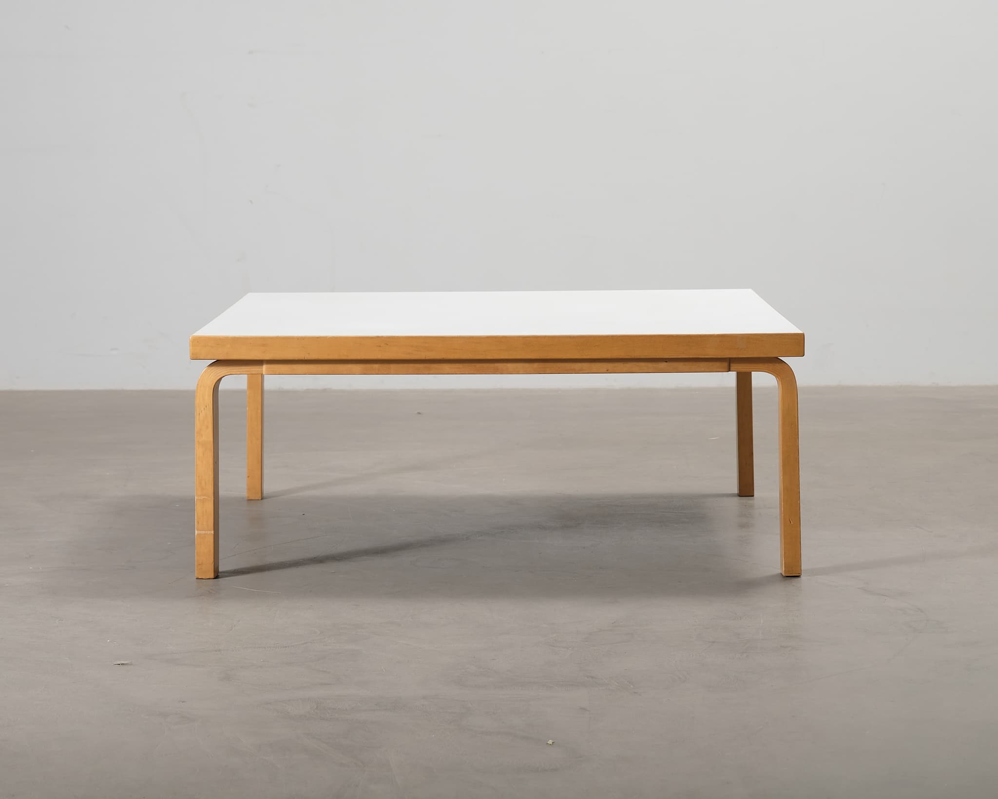 Artek sohvapöytä 125 x 125 cm koivu / valkoinen laminaatti – Artek