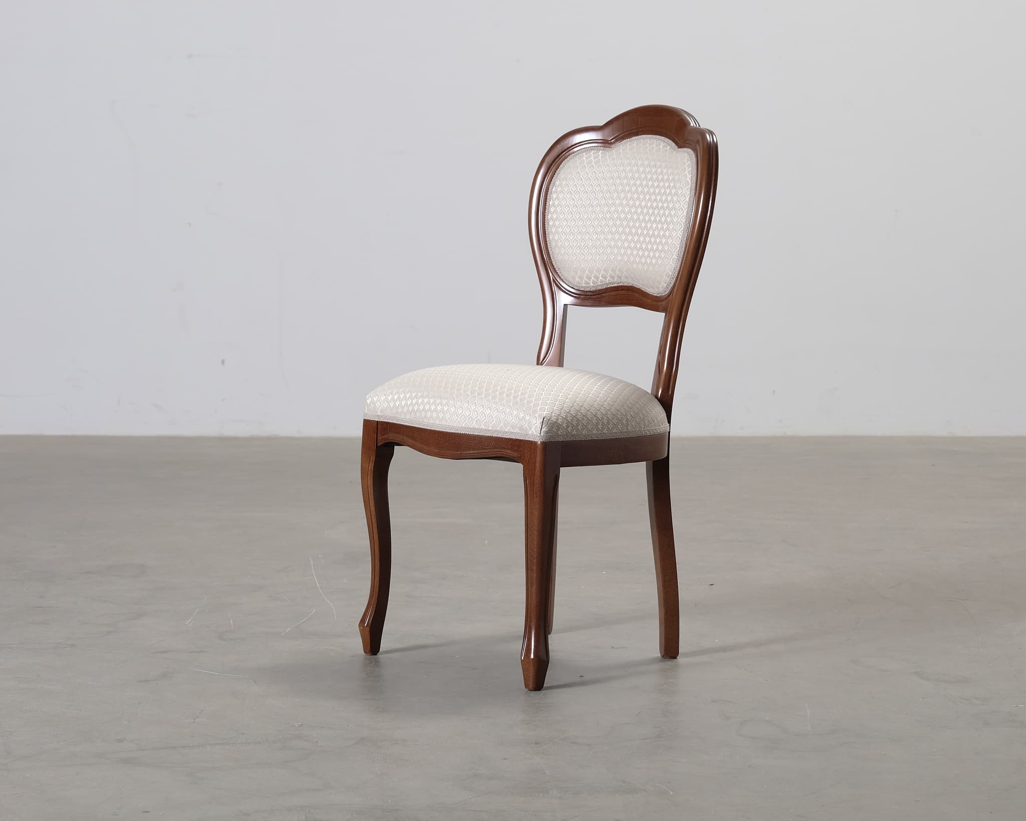 Puinen ruokatuoli harmaalla kangasverhoilulla