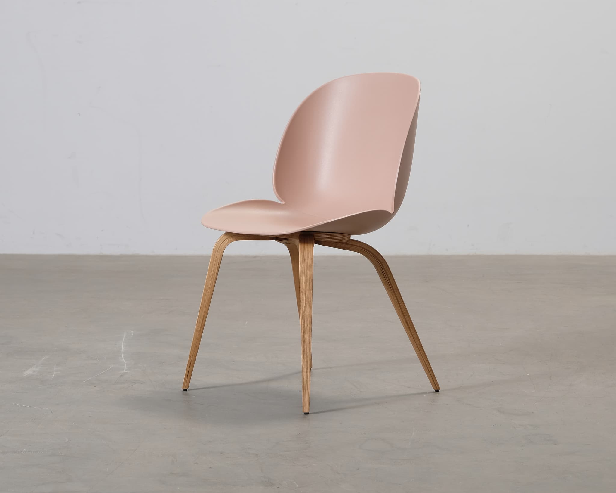 Gubi Beetle tuoli vaaleanpunainen / tammi – GUBI