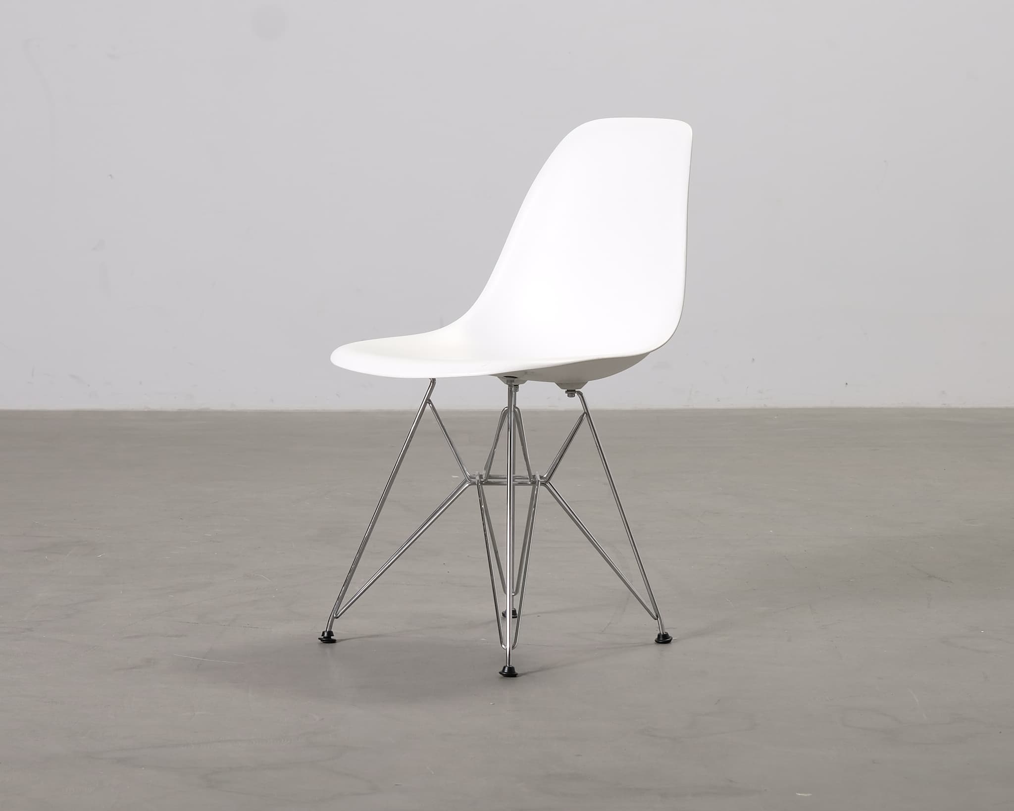 Vitra Eames DSR tuoli valkoinen