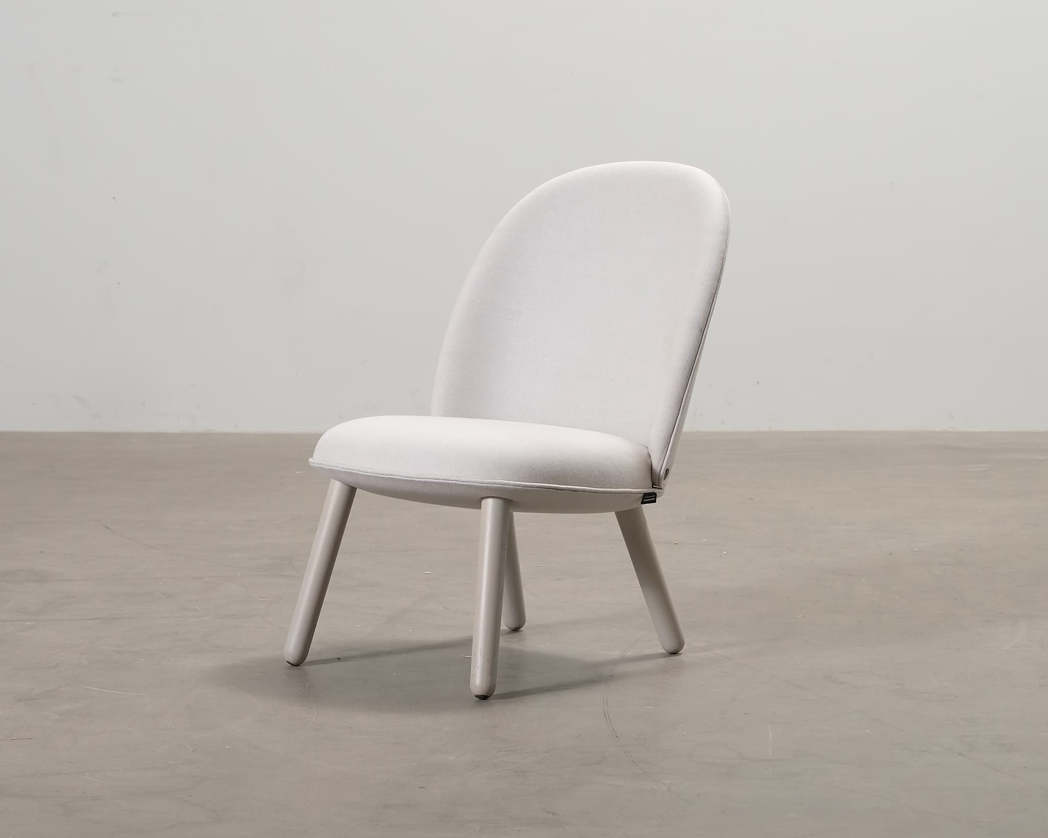 Normann Copenhagen Ace nojatuoli vaaleanharmaa
