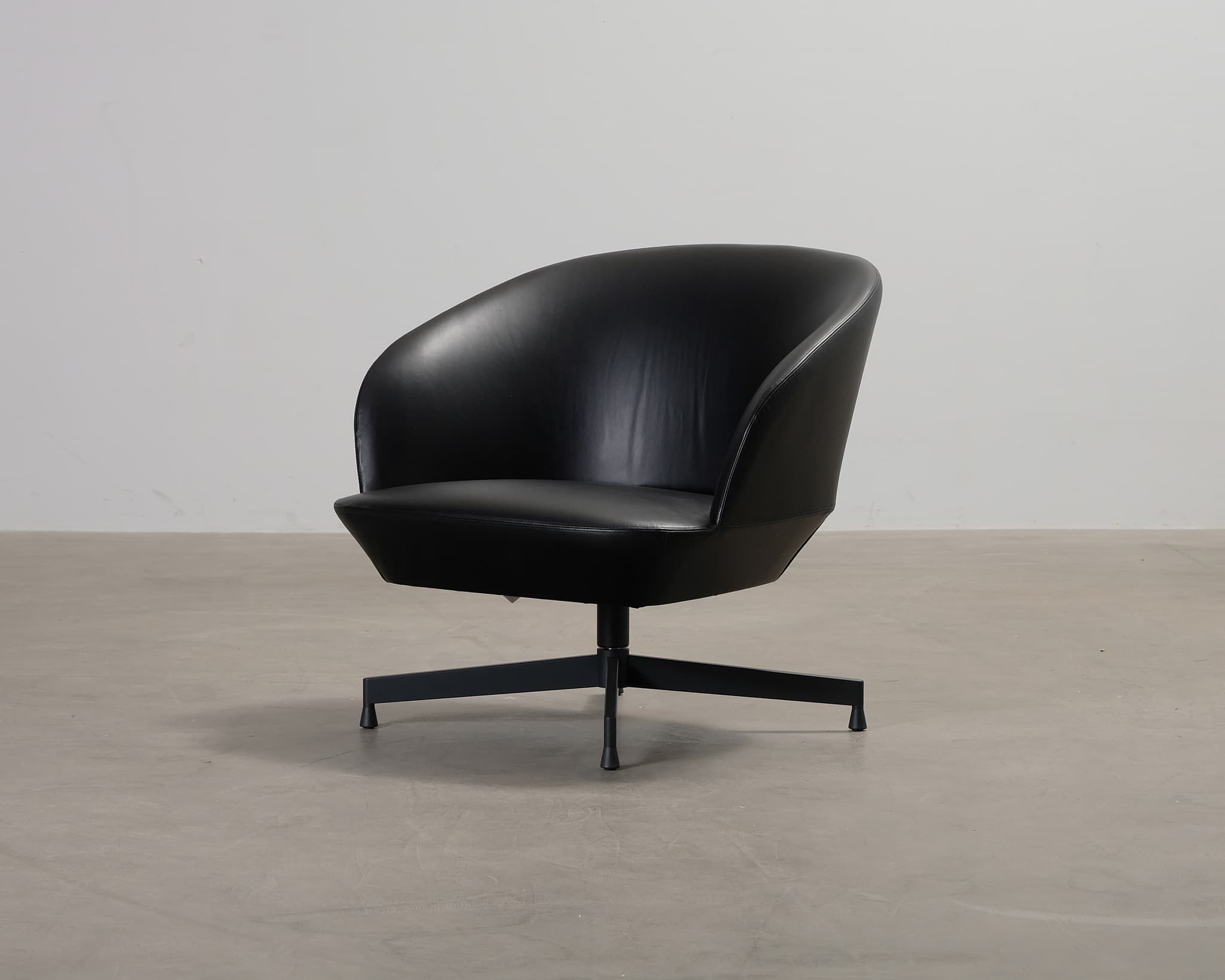 Muuto Oslo nahkanojatuoli musta – Muuto